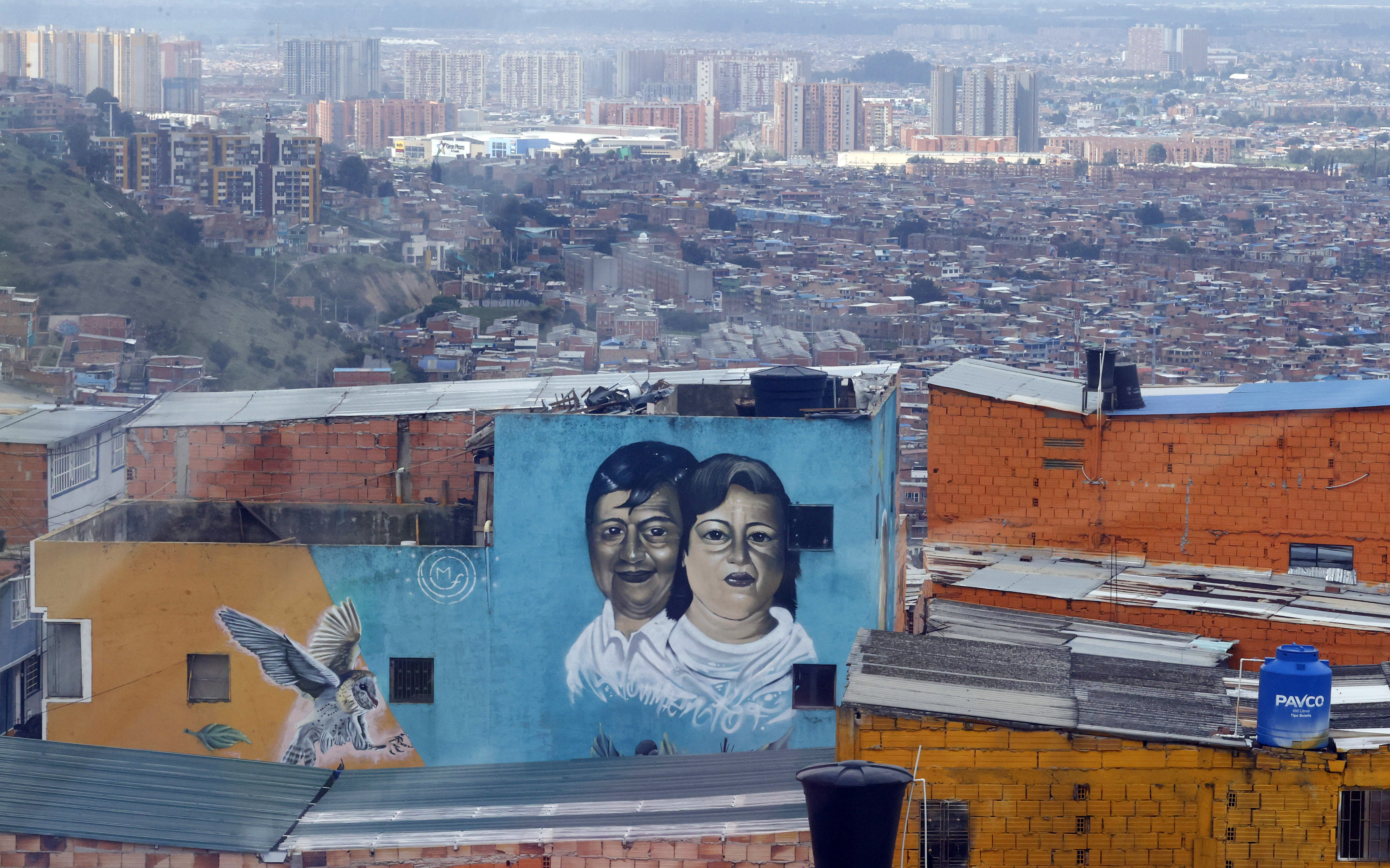 ACOMPAÑA CRÓNICA: COLOMBIA CONFLICTO BOG300. BOGOTÁ (COLOMBIA), 05/11/2022.- Fotografía de un grafiti el 4 de noviembre de 2022 en la localidad de Ciudad Bolívar en Bogotá (Colombia). A unos quince kilómetros del centro de Bogotá está Ciudad Bolívar, una populosa localidad en donde las palabras "memoria" y "violencia" recorren sus calles en forma de coloridos murales y se repiten como un mantra entre sus habitantes que no contemplan el olvido como opción para su historia. EFE/ Mauricio Dueñas Castañeda