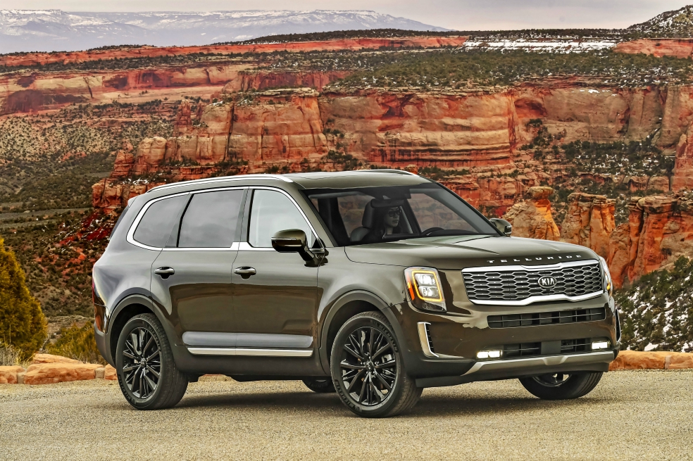 Carro del año (World Car of the Year)El galardonado con el máximo premio fue el Kia Telluride, la nueva SUV de la firma surcorenana que seduce por su potente motor V6 derrotó a 29 carros que aspiraban al premio. Este modelo de Kia no está disponible en Colombia y no se sabe si llegará la SUV de lujo de la compañía. La Kia Telluride, que es producida en la planta de Kia en Georgia, Estados Unidos, cuenta con espacios para ocho pasajeros, asientos de calefacción, modo de tracción en las cuatro ruedas, grandes prestaciones tecnológicas y una capacidad de remolque capaz de mover hasta 5.000 libras. El motor de seis cilindros en V, capaz de generar 291 caballos de poder en un auto pensado para la familia, fueron los grandes atractivos de la Kia Telluride para llevarse el World Car of the Year 2020.