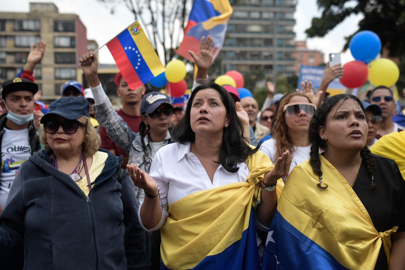 Testimonios de migrantes venezolanos resonaron a través de altavoces.