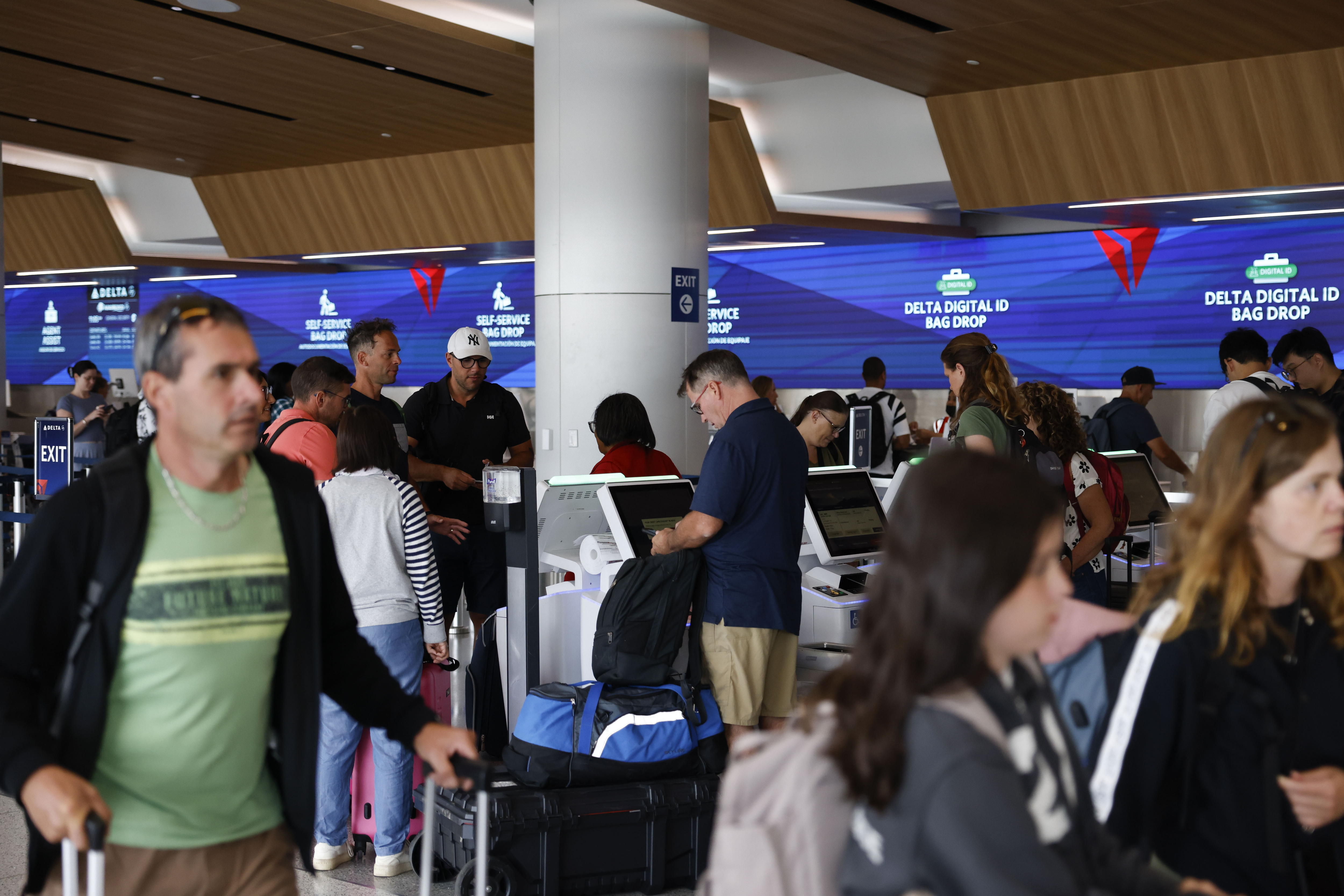 A días del Mundial, el Aeropuerto de Los Ángeles es un calvario para turistas