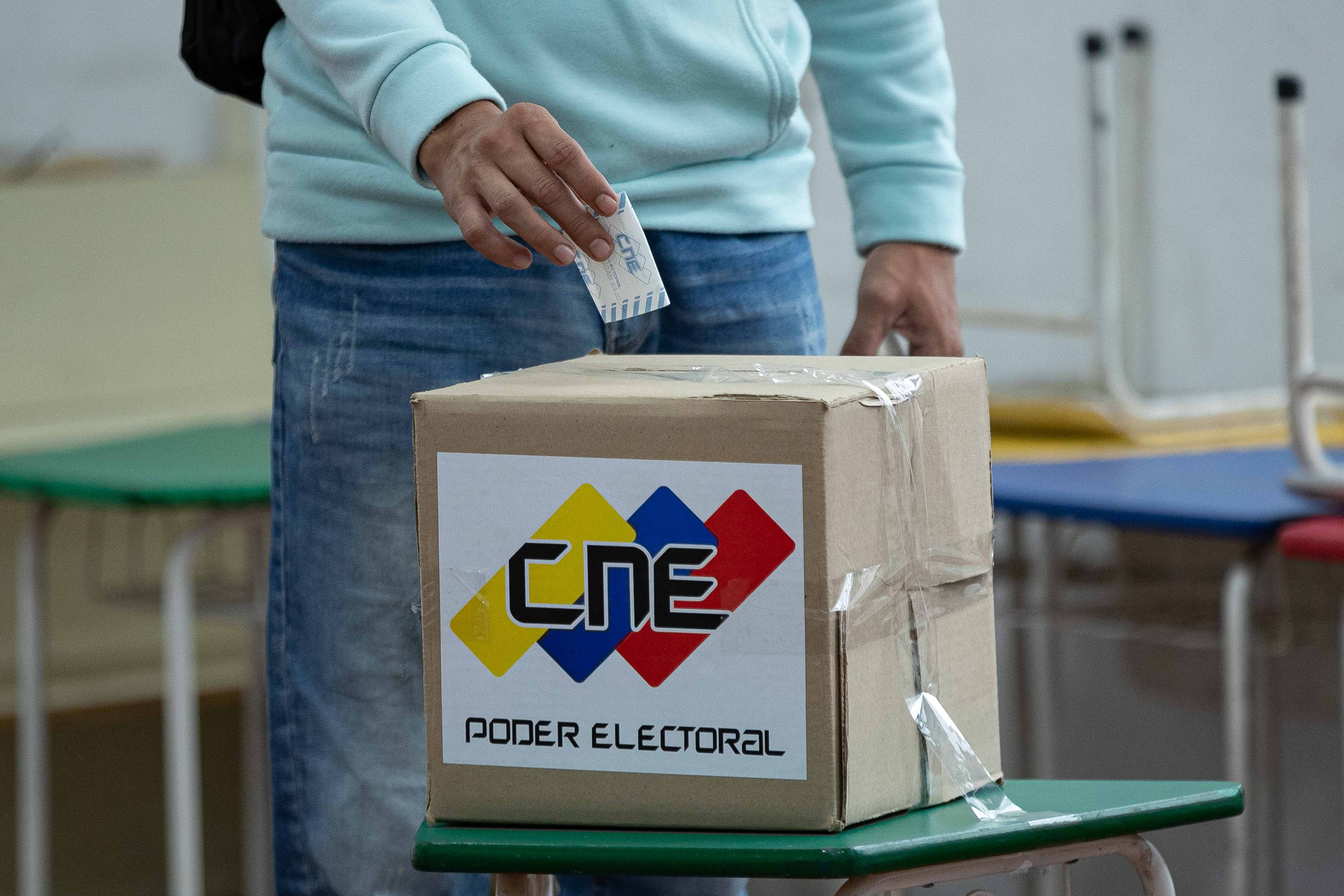 ¿Cuáles son las funciones de los miembros de mesa electoral en Venezuela?