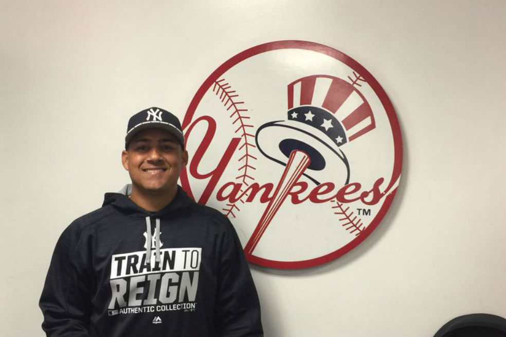 Ernesto Frieri firmó contrato con los Yanquis de Nueva York. 