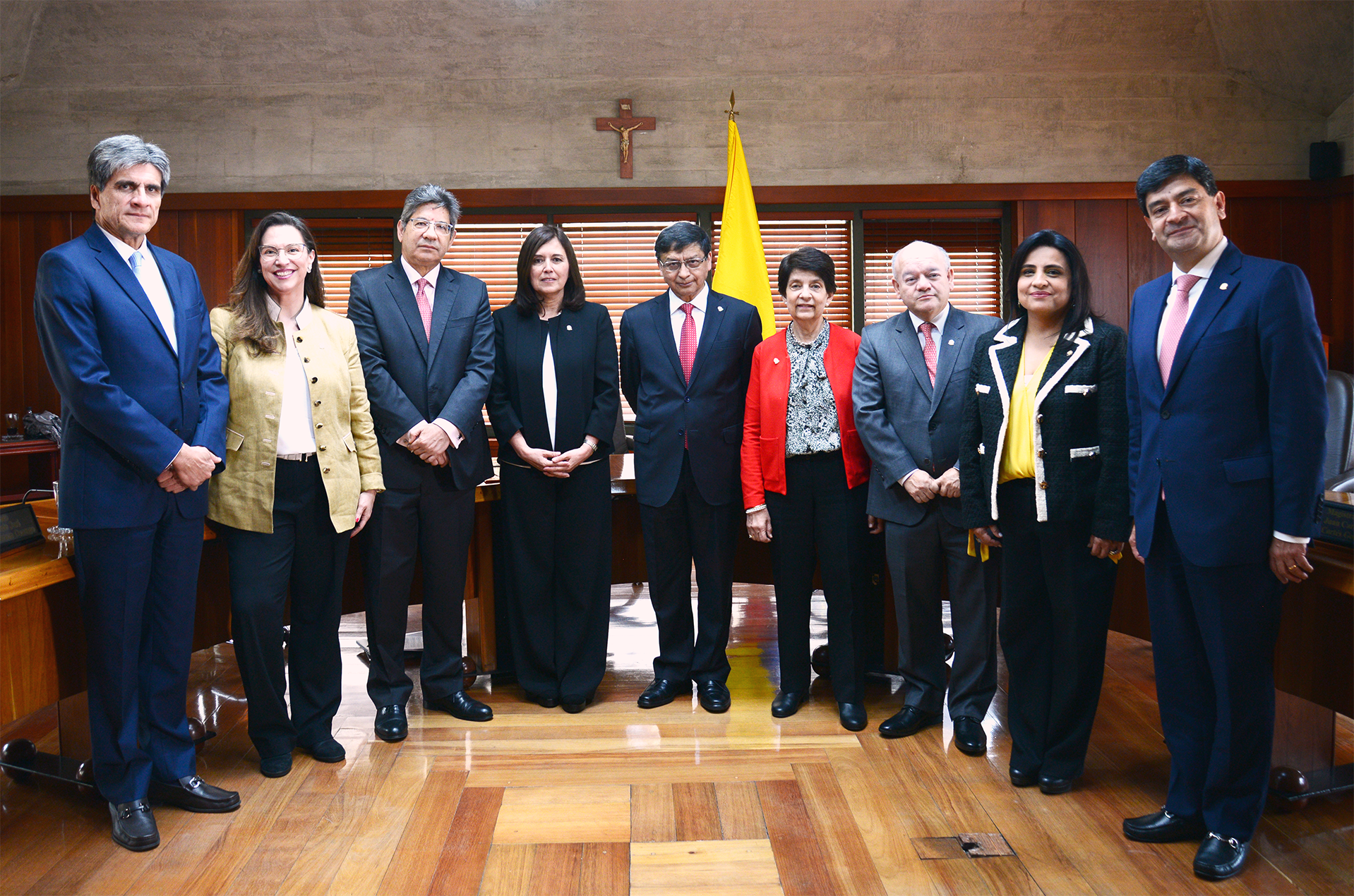 Der-Izq: Magistrado Juan Carlos Cortés, Paola Andrea Meneses, José Fernando Reyes, Cristina Pardo, Jorge Enrique Ibáñez, Diana Fajardo, Alejandro Linares, Natalia Ángel y Antonio José Lizarazo.