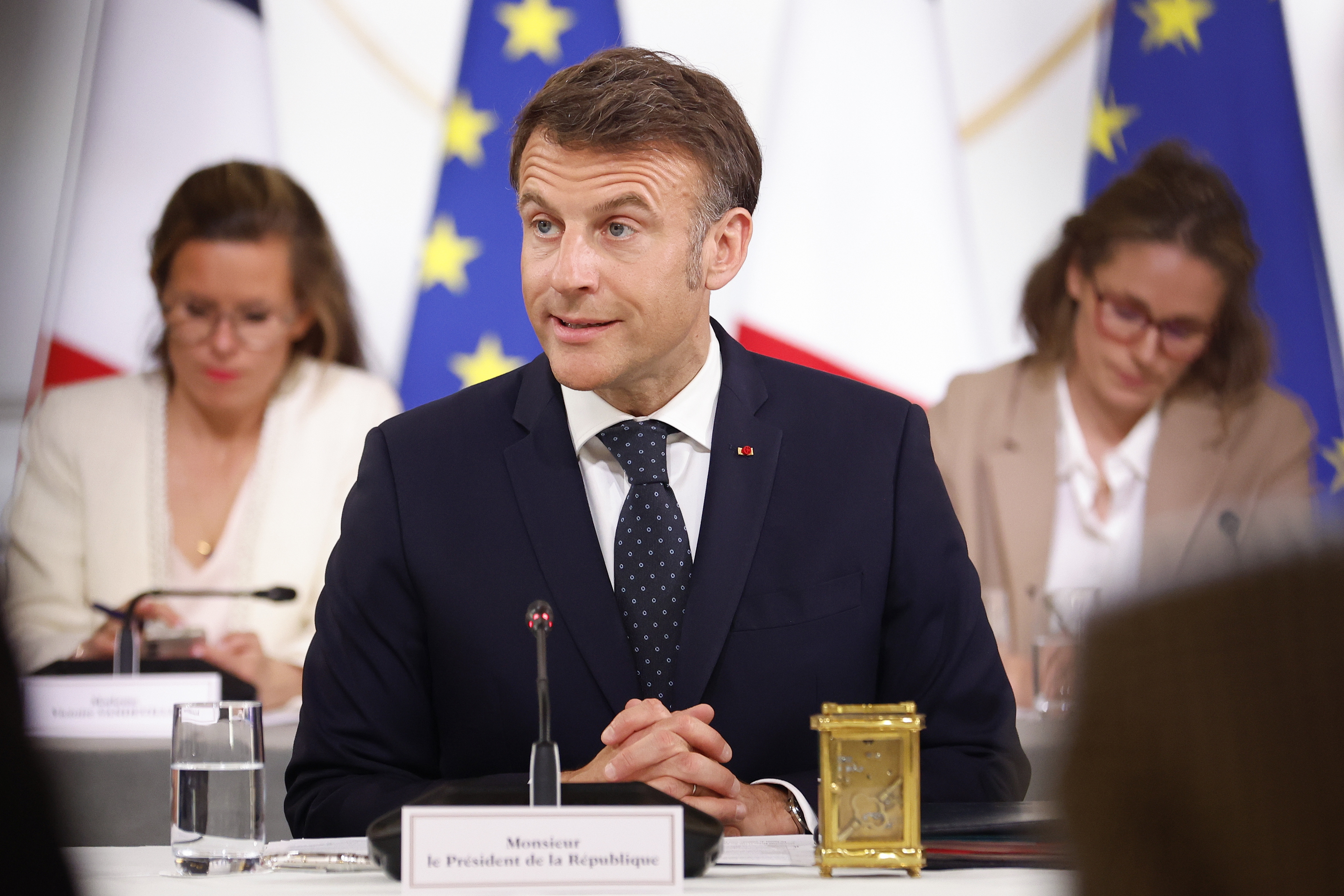 PARIS (France), 03/04/2025.- French President Emmanuel Macron (C) speaks during a meeting with representatives of the sectors affected by US tariffs at the Elysee Palace in Paris, France, 03 April 2025, after US President Trump announced on 02 April a taxation of 20 percent tariffs to Europe. (Francia) EFE/EPA/MOHAMMED BADRA / POOL