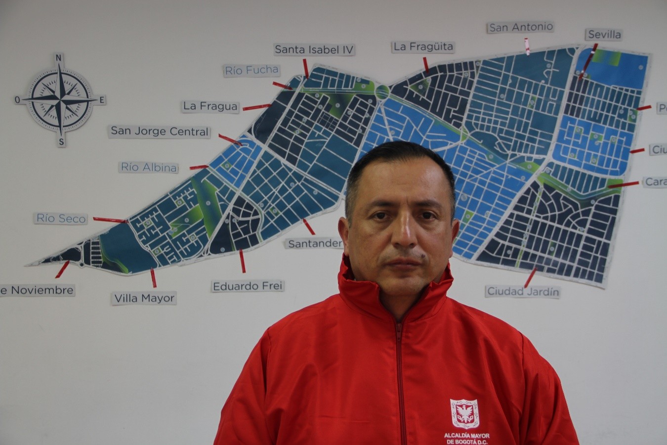 Carlos Galindo Avendaño, encargado de la seguridad en su oficina ubicada en la alcaldía local de Antonio Nariño.