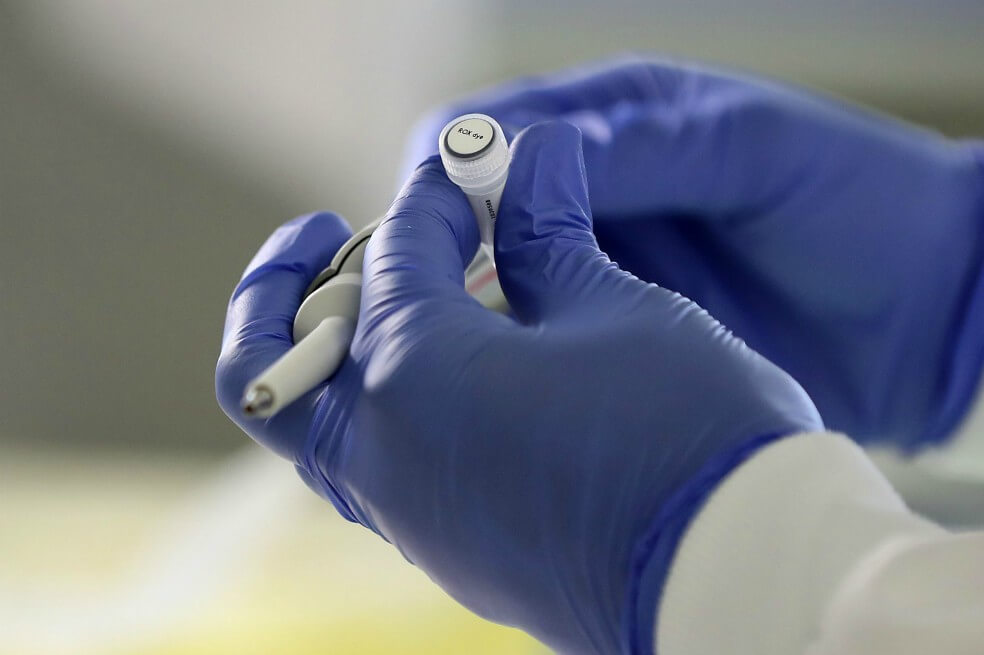 Reino Unido empieza a ensayar una vacuna del coronavirus en humanos
