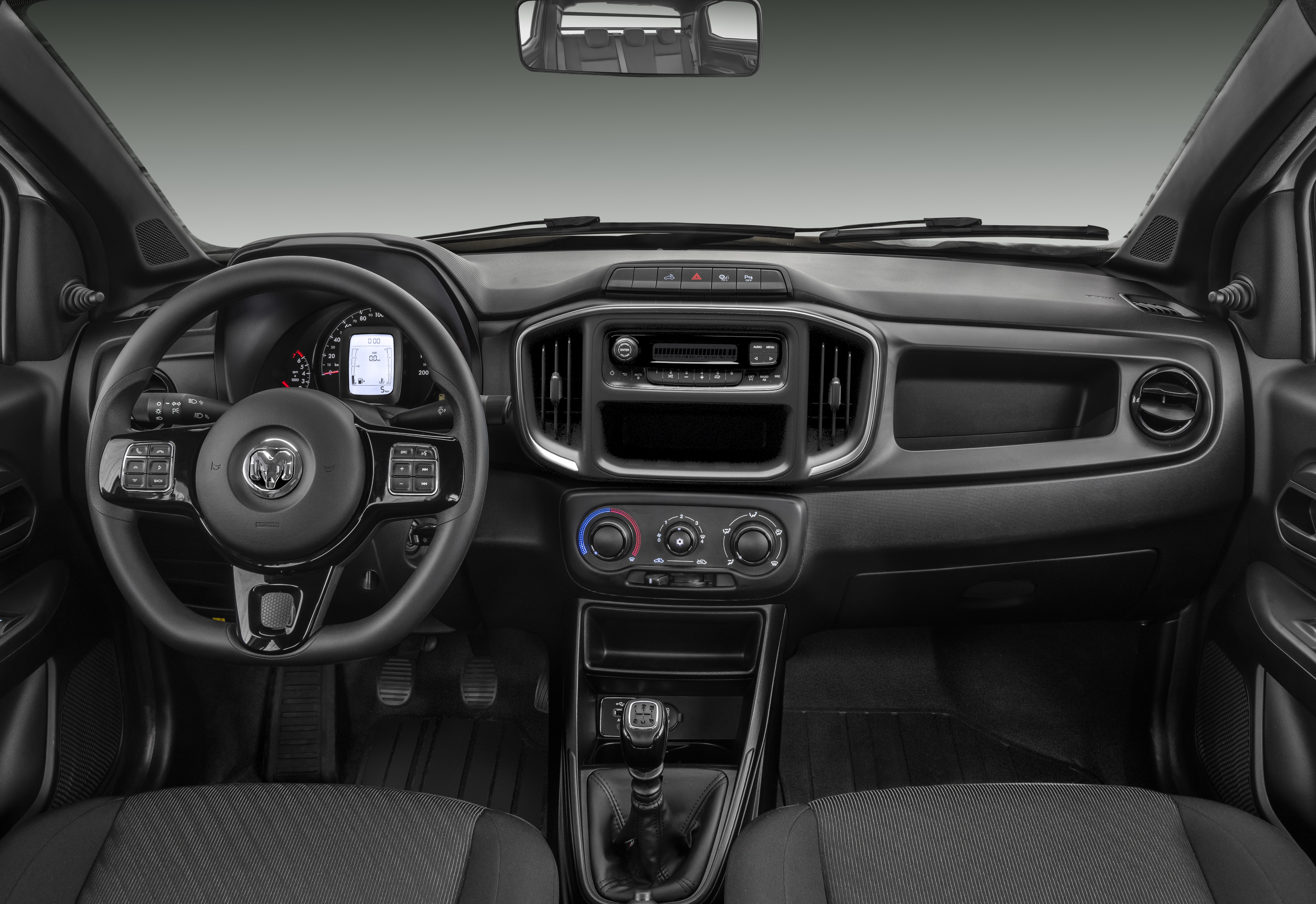 Su sistema multimedia incluye una pantalla táctil de siete pulgadas con conexión inalámbrica a dispositivos con Android Auto y Apple Carplay.