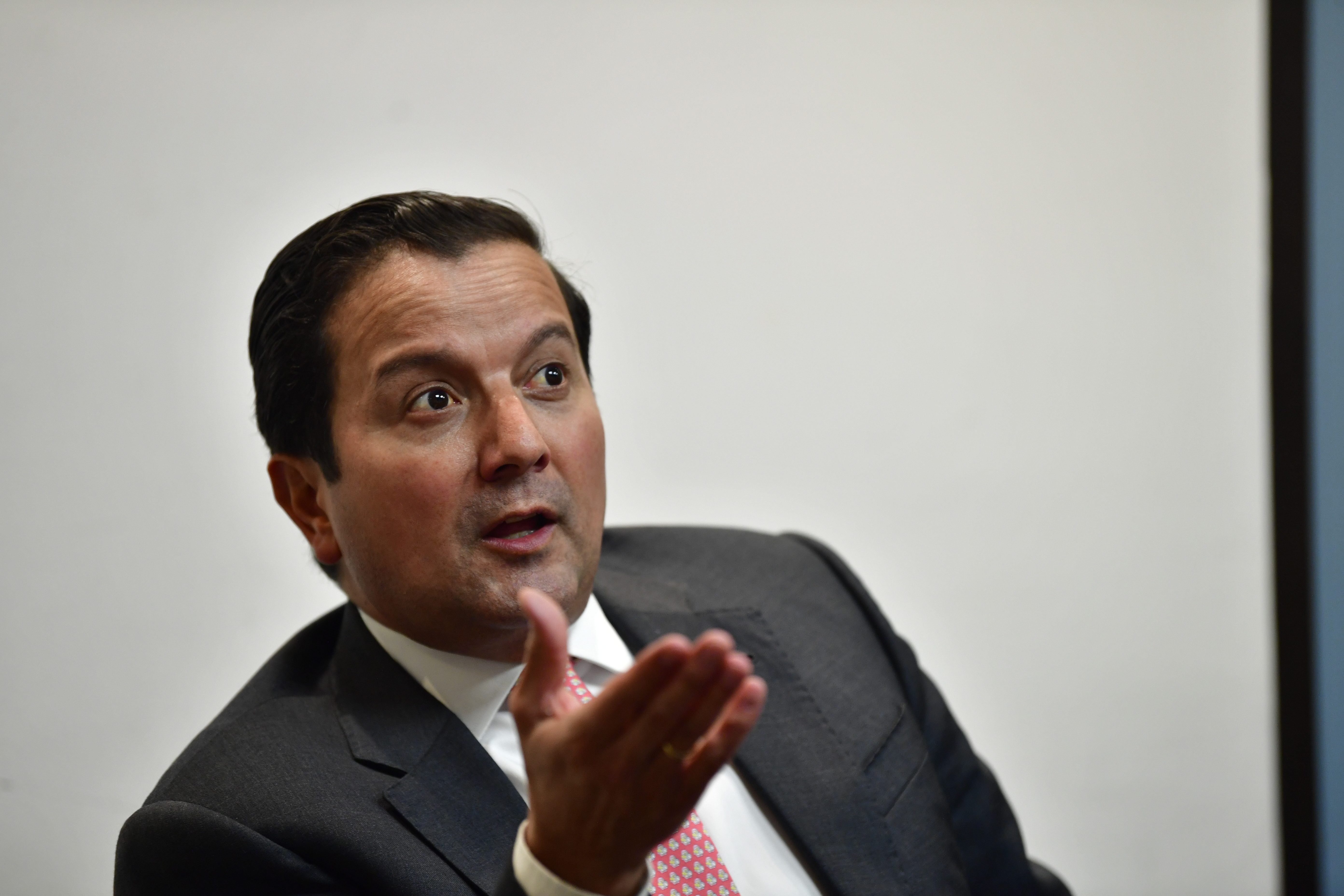 David Luna, precandidato presidencial, denuncia robo en su oficina política