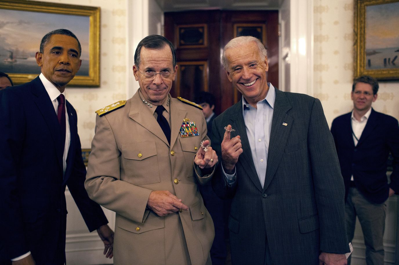 El presidente Joe Biden, fórmula vicepresidencial de Barack Obama, posa con un rosario que tenía en la noche que se anunció la muerte de bin Laden.