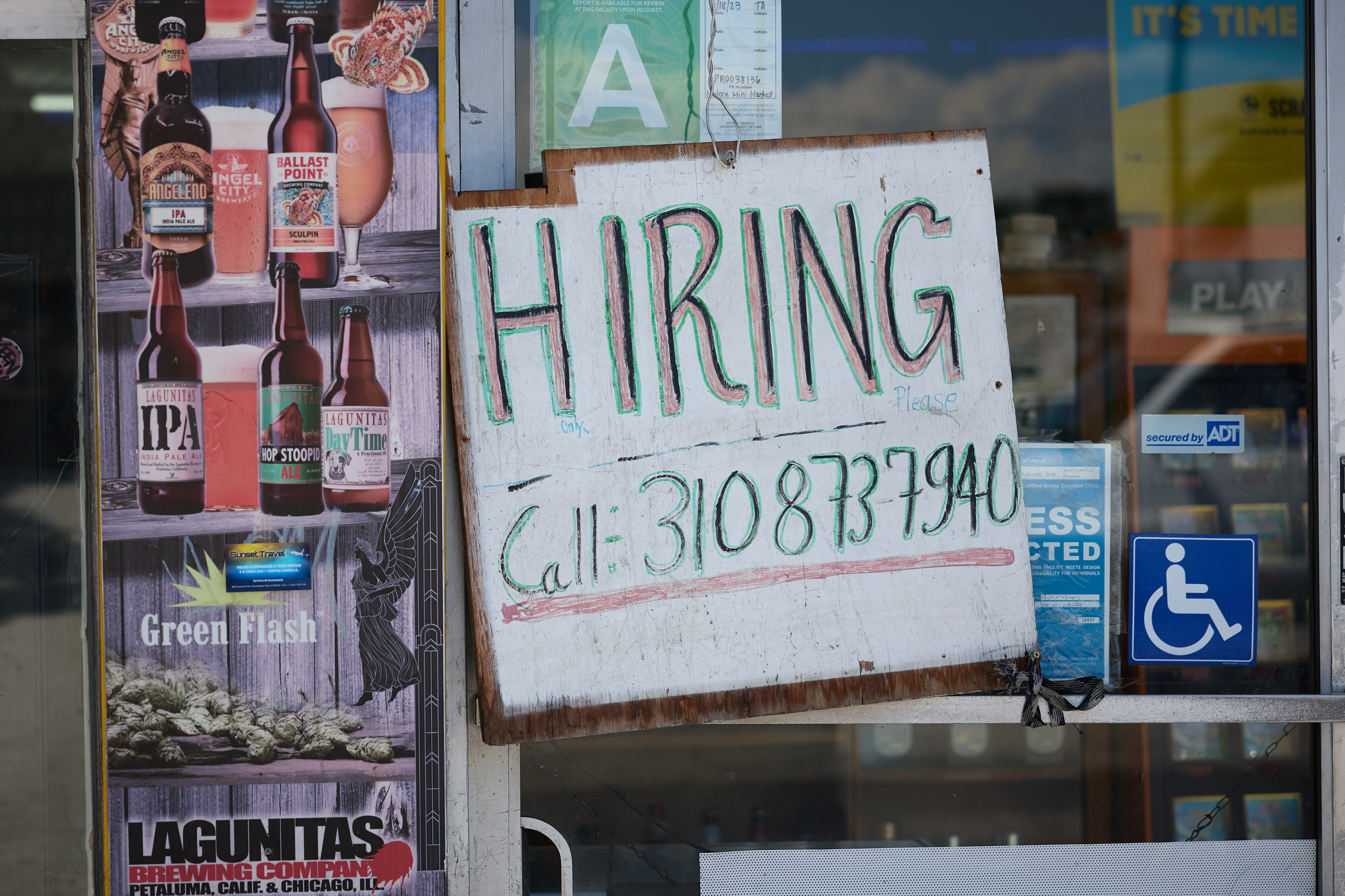 EA5290. BOGOTÁ (COLOMBIA), 10/01/2025.- Fotografía del 2 de agosto de 2024 de un cartel de contratación en una tienda de Los Ángeles, California (Estados Unidos). El desempleo en Estados Unidos bajó una décima en diciembre hasta el 4,1 %, con 256.000 nuevos empleos creados, según datos del Buró de Estadísticas Laborales (BLS). EFE/EPA/ ALLISON DINNER ARCHIVO
