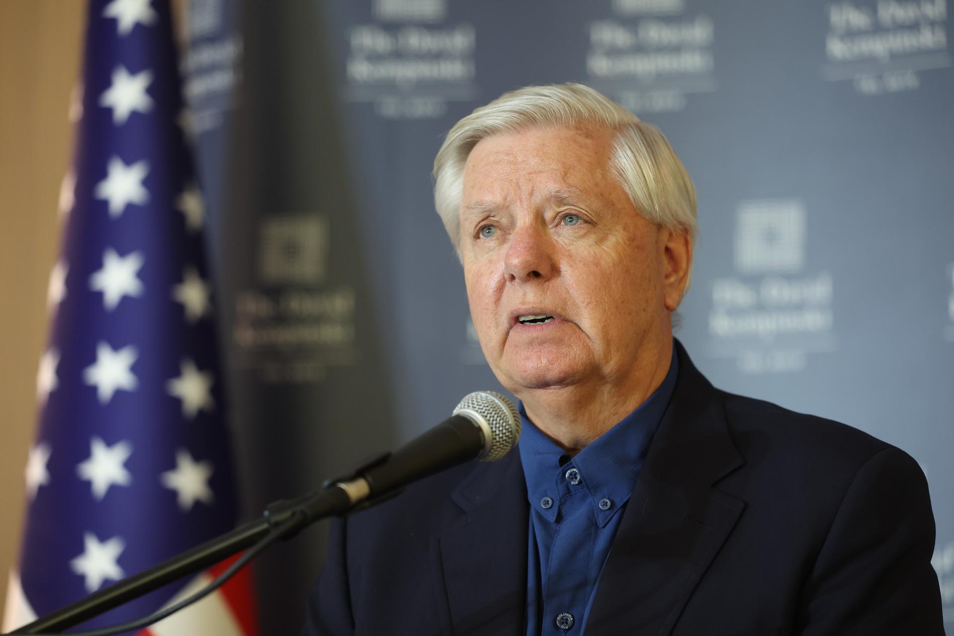 Tel Aviv (Israel), 28/08/2025.- US Senator Lindsey Graham speaks during a press conference on Israel–US relations following a meeting with Lebanese officials, Tel Aviv, Israel, 28 August 2025. EFE/EPA/ABIR SULTAN