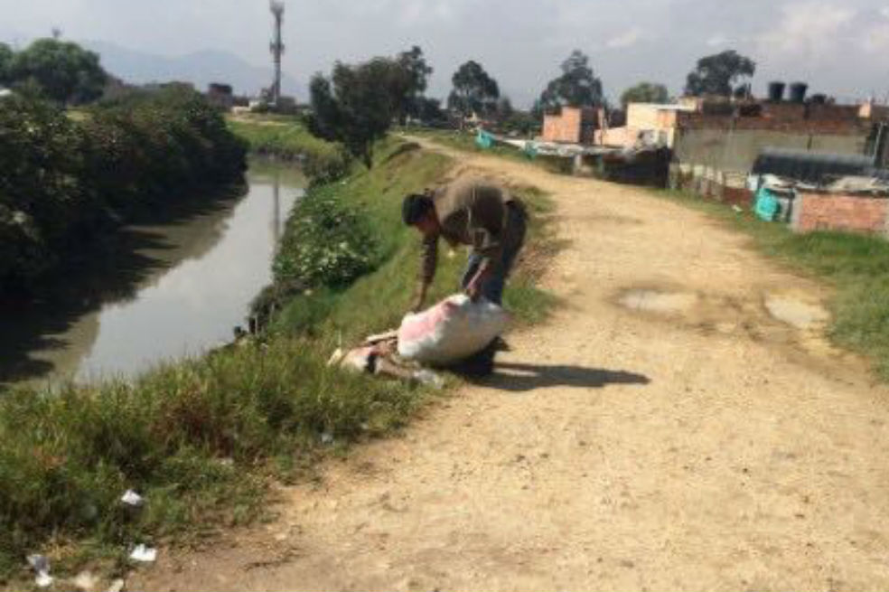 Capturan a siete personas por arrojar escombros en humedales de Bogotá