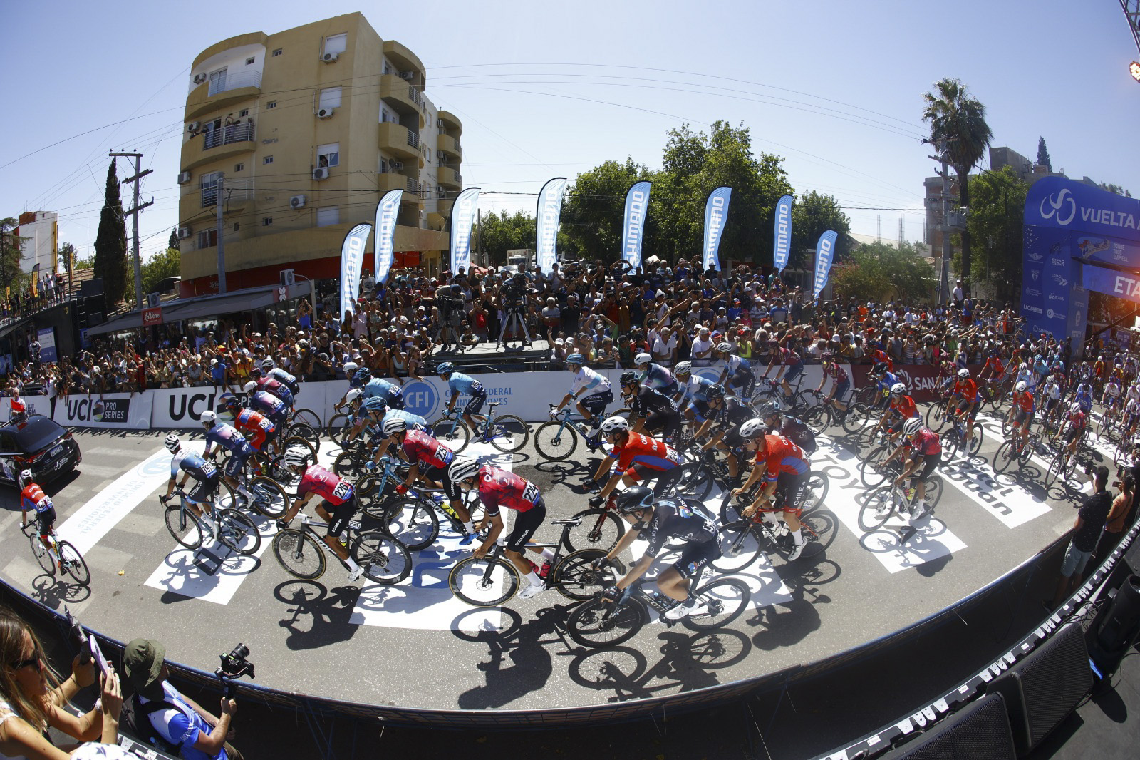 AME7951. CIUDAD DE SAN JUAN (ARGENTINA), 22/01/2023.- Fotografía cedida hoy por Sprint Cycling que muestra a los ciclistas mientras compiten en la primera etapa de la Vuelta a San Juan 2023, en la Ciudad de San Juan (Argentina). La primera etapa de la Vuelta a San Juan 2023 se realiza este domingo siguiendo el circuito Estadio Aldo Cantoni – Difunta Correa – Estadio Aldo Cantoni. EFE/ SprintCycling /SOLO USO EDITORIAL /SOLO DISPONIBLE PARA ILUSTRAR LA NOTICIA QUE ACOMPAÑA (CRÉDITO OBLIGATORIO)
