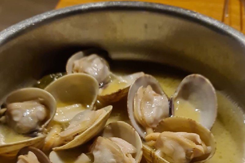 Receta para preparar almejas al vino blanco con ajo y perejil