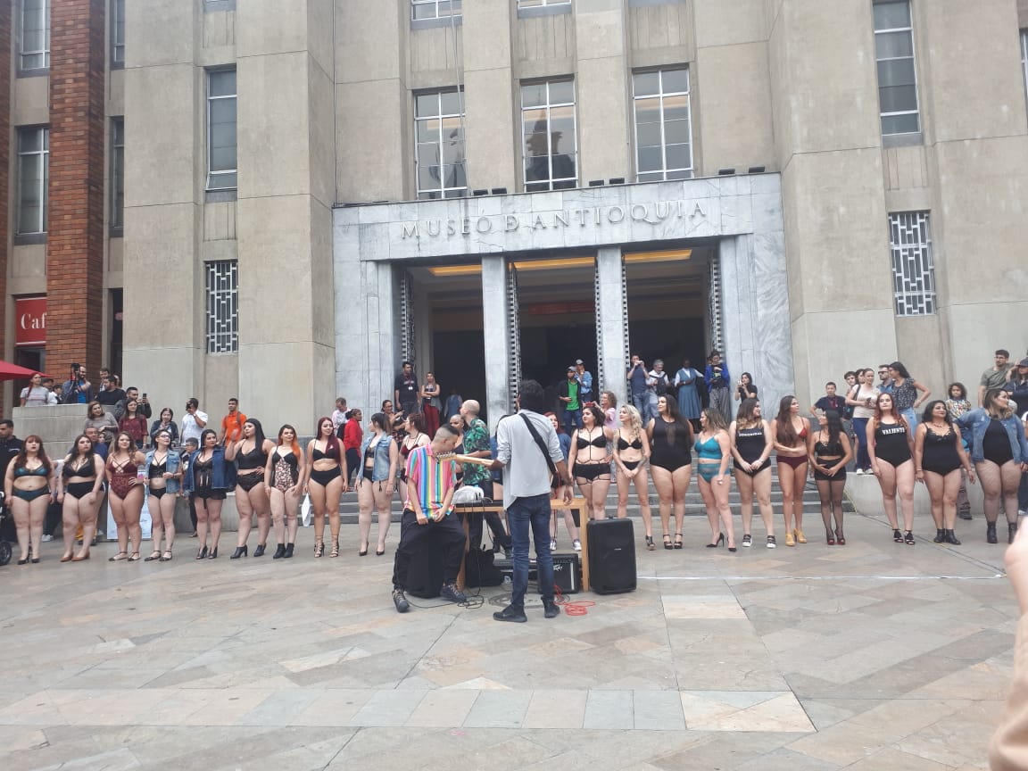 Mujeres de tallas grandes se toman Plaza Botero de Medellín en ropa interior