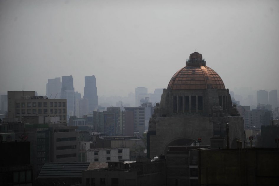 Panorámica de Ciudad de México (México), donde recientemente las autoridades activaron la primera fase de emergencia ambiental por ozono debido al estancamiento de los contaminantes en el aire. / EFE
