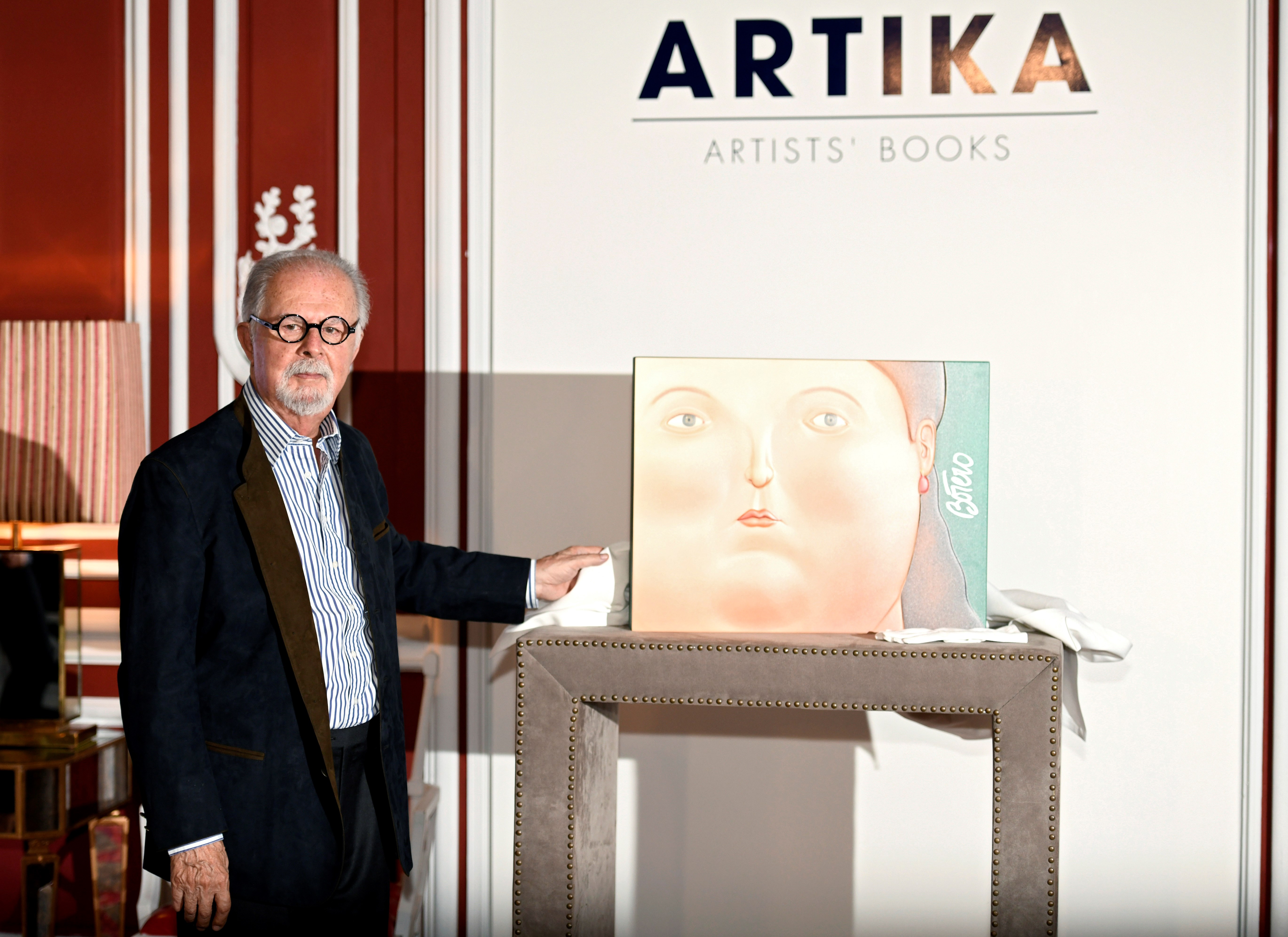 GRAF3081. MADRID (ESPAÑA), 15/09/2023.- Fotografía de archivo fechada el 9 de octubre de 2018 que muestra al pintor y escultor colombiano Fernando Botero durante la presentación de su libro "Las mujeres de Botero", en Madrid (España). El pintor y escultor colombiano Fernando Botero, el artista colombiano más célebre conocido por sus esculturas de voluptuosas figuras, falleció este viernes a los 91 años de edad, informaron medios locales y autoridades. EFE/ Victor Lerena