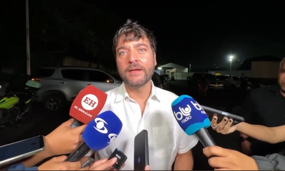 Con camisa banca de mangas cortas, el alcalde de Barranquilla, Jaime Pumarejo, descartó la explosión de un tercer tanque.