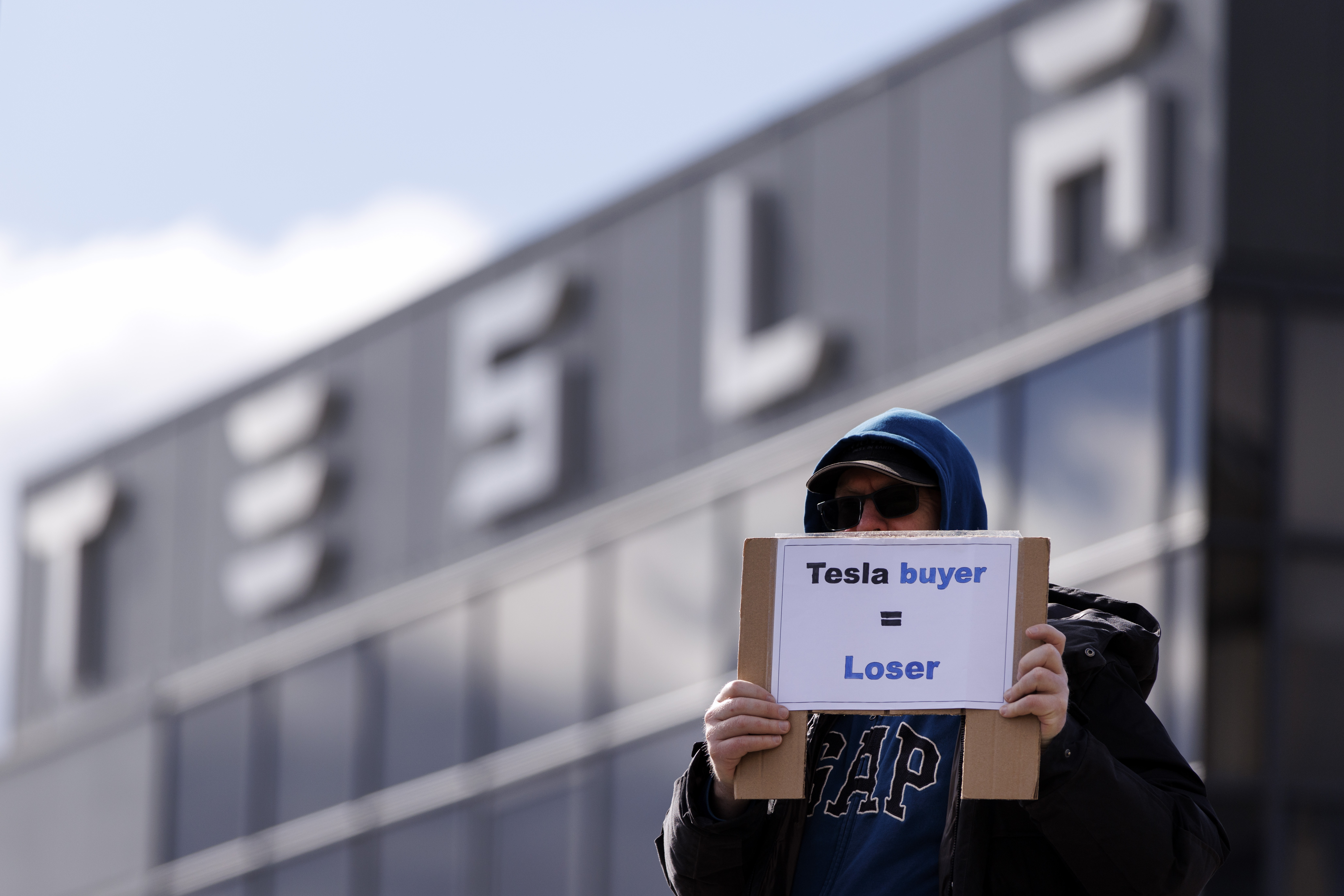 4 concesionarios de Tesla en Canadá vendieron 8653 carros en 3 días ¿Es cierto?