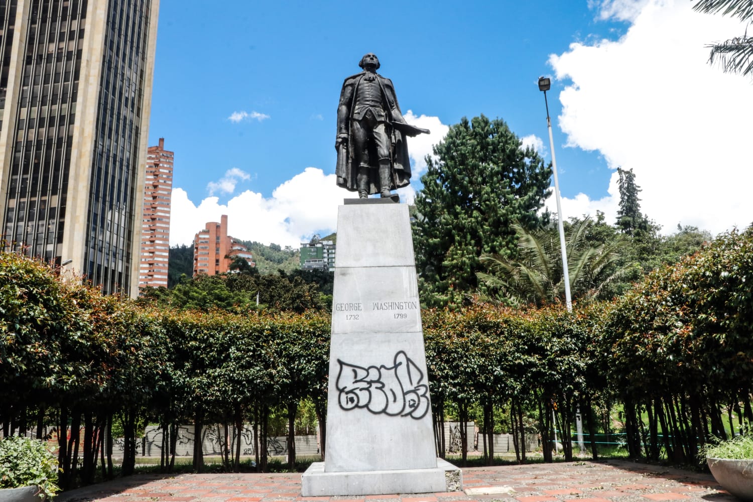 Monumentos en Bogotá, afectados por vandalismo o condiciones adversas como el clima.