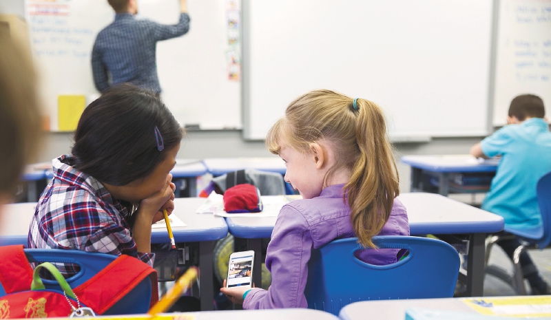 ¿Prohibir los celulares en las escuelas funciona?
