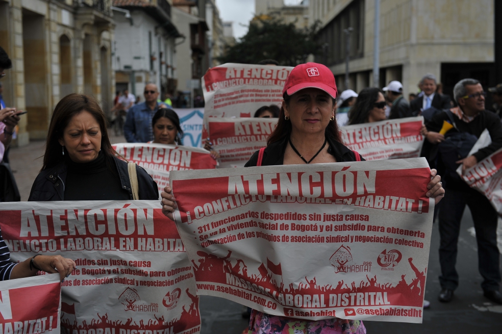 Trabajadores del Distrito protestaron ayer frente a la Alcaldía por la no renovación de sus contratos.  / Gustavo Torrijos