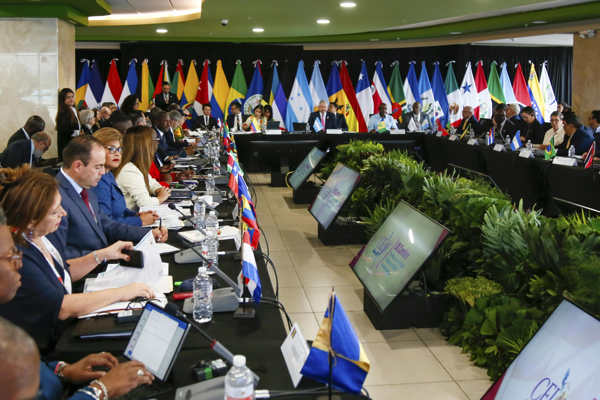 AME7030. BOGOTÁ (COLOMBIA), 31/08/2025.- Fotografía de archivo del 8 de abril de 2025 de cancilleres durante la cumbre de la Comunidad de Estados Latinoamericanos y Caribeños (Celac), en Tegucigalpa (Honduras). El Gobierno de Colombia, que tiene la Presidencia Pro Témpore de la CELAC, convocó de urgencia para este lunes una reunión de cancilleres en formato virtual con el fin de analizar la coyuntura regional tras el reciente despliegue de buques de guerra de Estados Unidos en el Caribe, frente a Venezuela. EFE/ STR/ ARCHIVO
