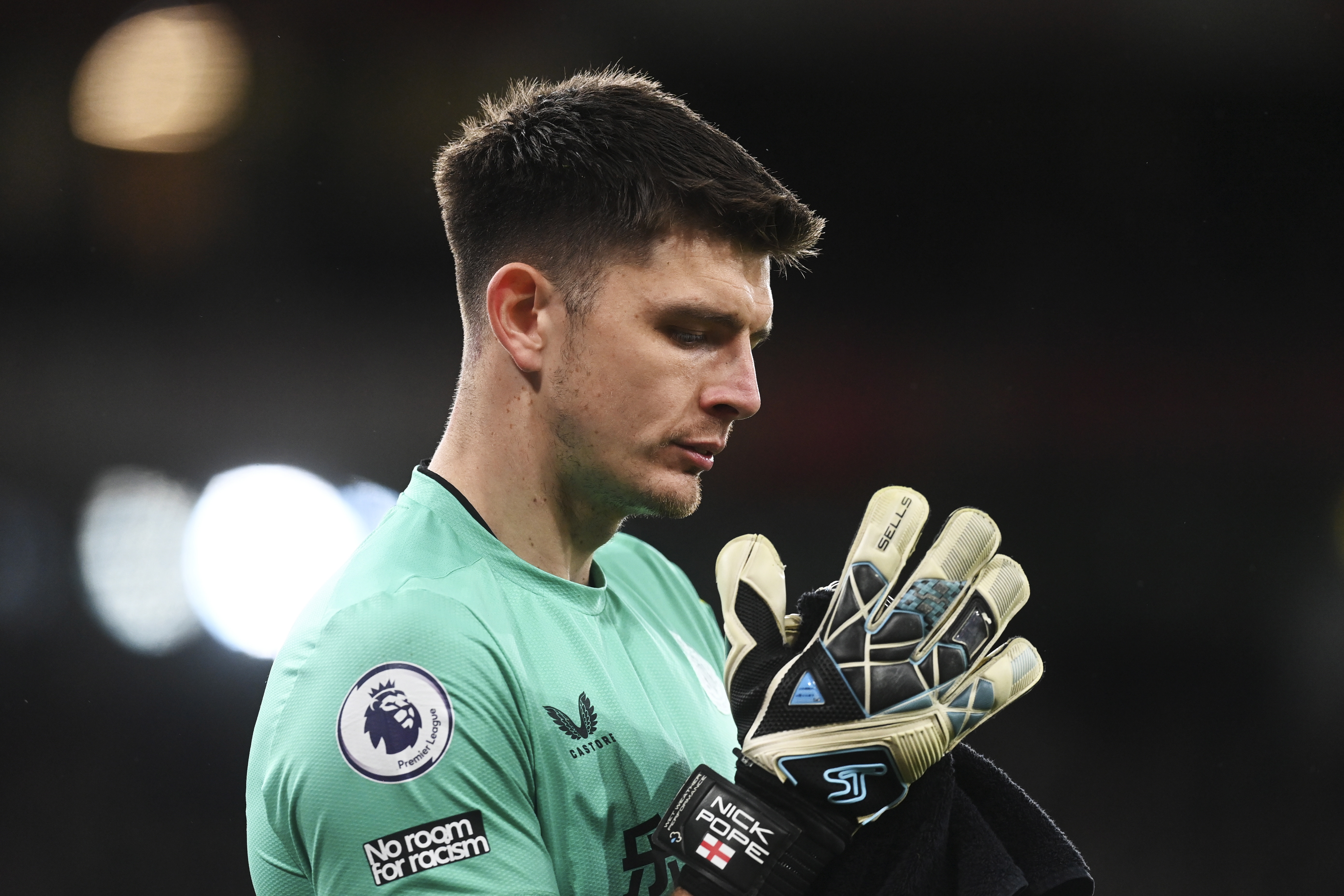 London (United Kingdom), 03/01/2023.- Goalkeeper Nick Pope of Newcastle in action during the English Premier League soccer match between Arsenal London and Newcastle United in London, Britain, 03 January 2023. (Papa, Reino Unido, Londres) EFE/EPA/Neil Hall EDITORIAL USE ONLY. No use with unauthorized audio, video, data, fixture lists, club/league logos or 'live' services. Online in-match use limited to 120 images, no video emulation. No use in betting, games or single club/league/player publications