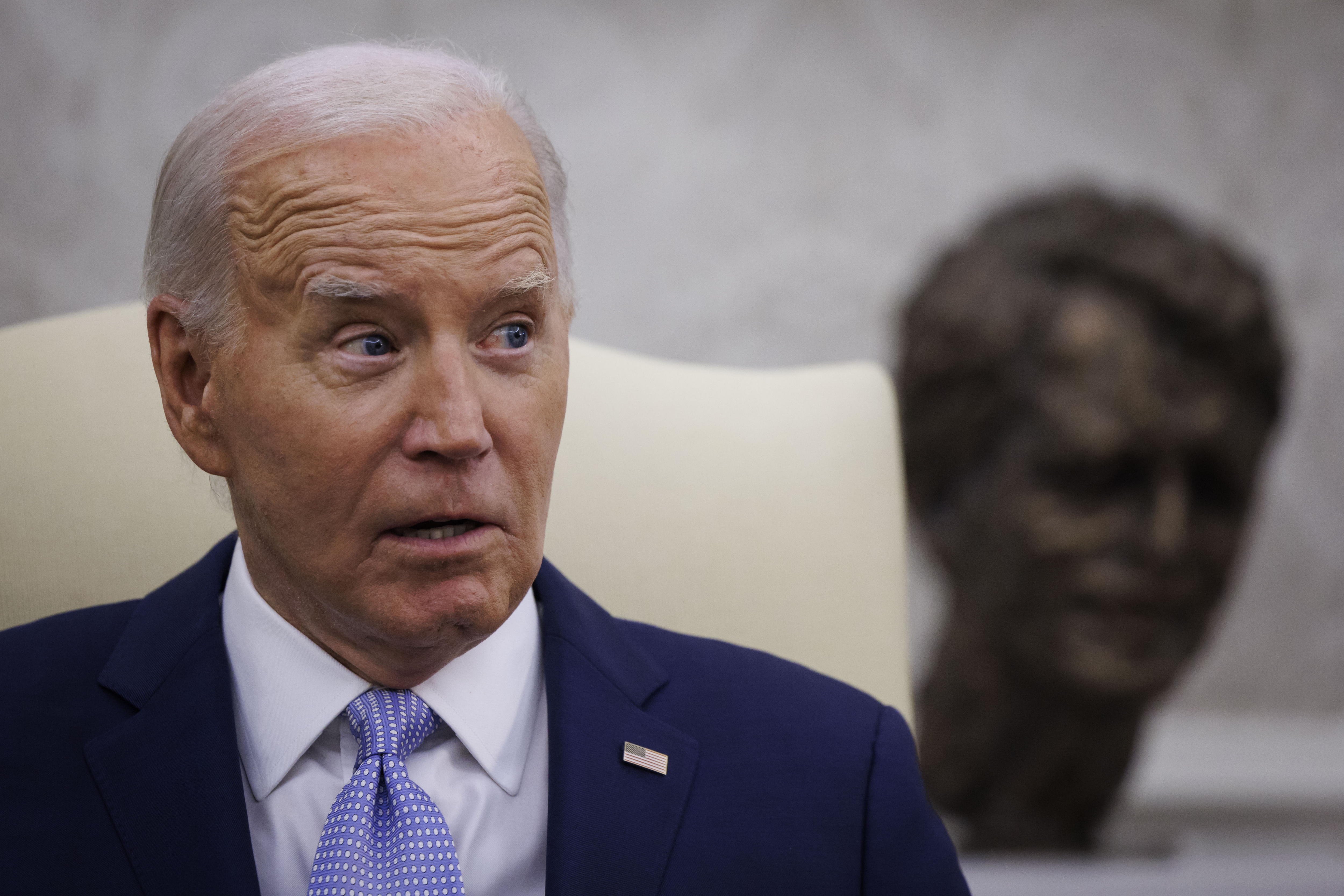 Washington (United States), 10/07/2024.- US President Joe Biden speaks during a bilateral meeting with UK Prime Minister Keir Starmer at the Oval Office of the White House in Washington, DC, USA, 10 July 2024. Starmer stated he would publish a roadmap showing how the UK would spend 2.5 percent of its gross domestic product on defense as the prime minister faced calls from the British military and allies abroad to clarify his policy ahead of this week's NATO summit in Washington. (Reino Unido) EFE/EPA/TING SHEN / POOL