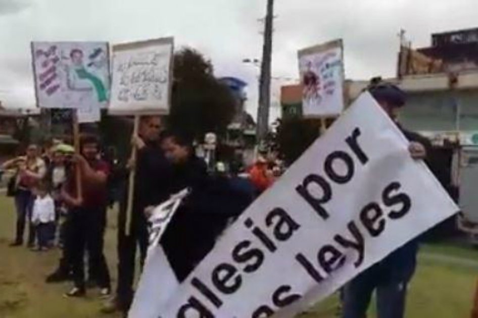 Manifestantes contra iglesia del ‘padre Chucho’ aseguran que los católicos iniciaron las agresiones