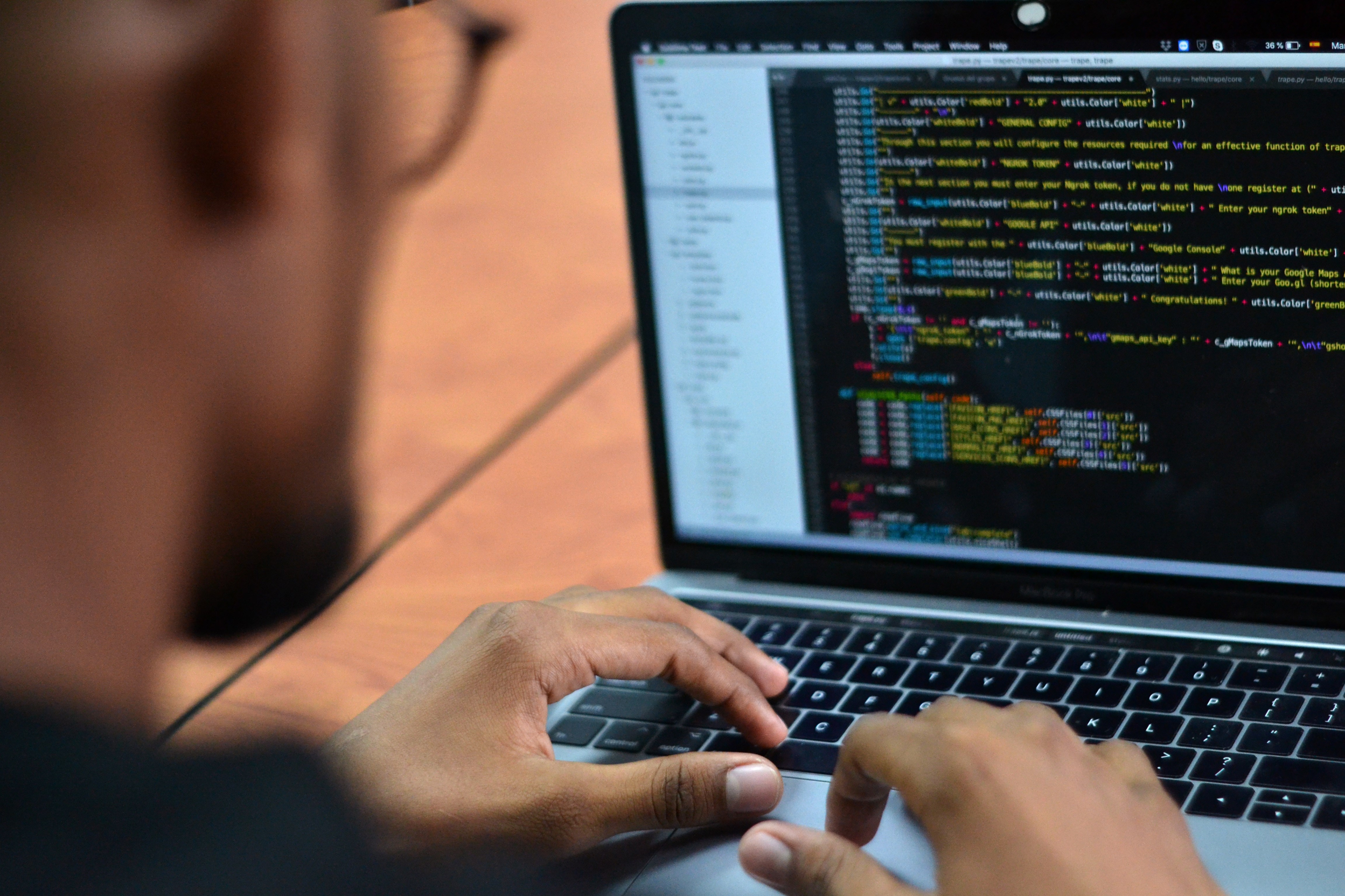 Hackers iraníes intentan polarizar a EE. UU. en año electoral, según Microsoft