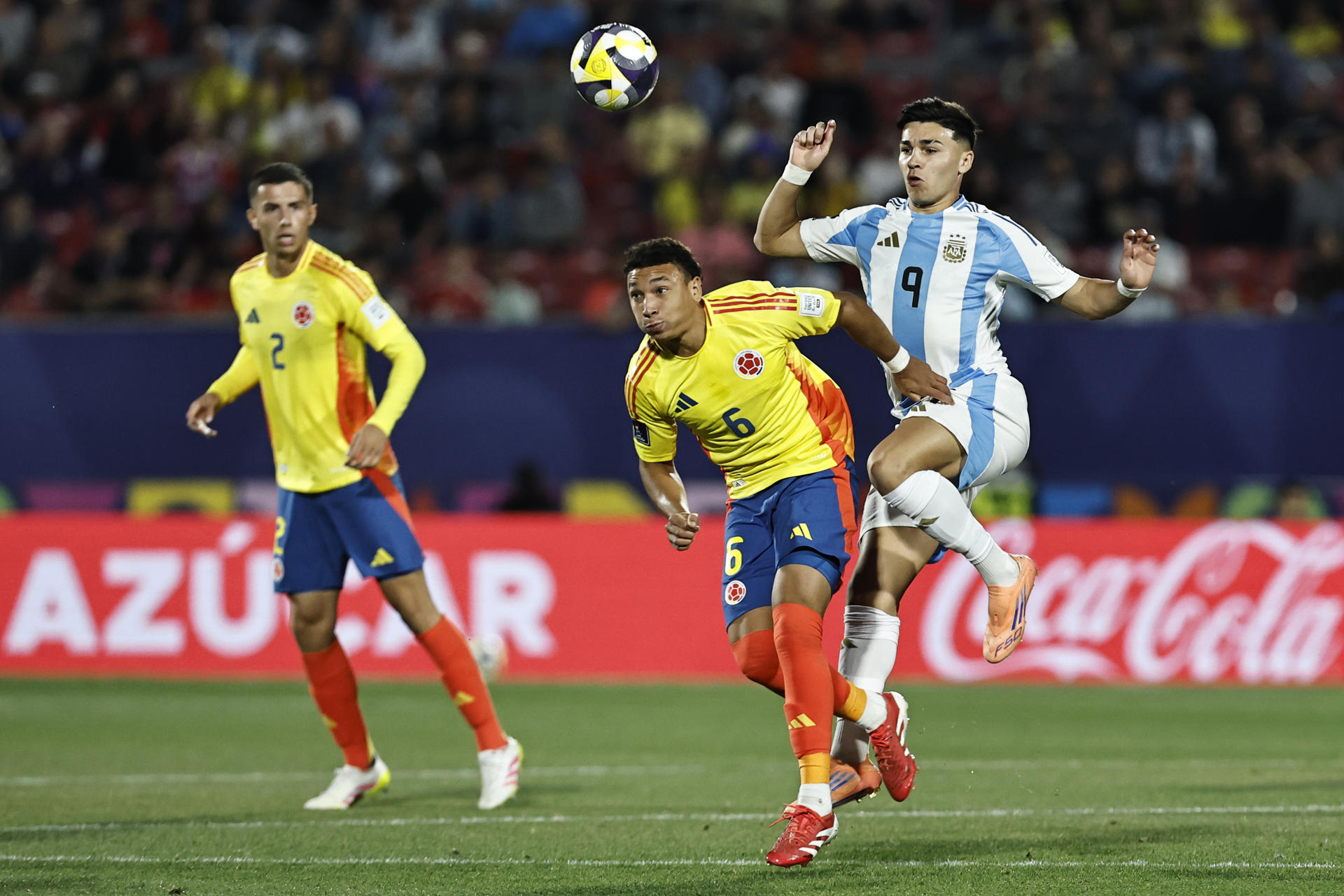 AMDEP6640. SANTIAGO (CHILE), 15/10/2025.- Alejo Sarco (d) de Argentina disputa un balón con Elkin Rivero de Colombia este miércoles, en un partido de las semifinales de la Copa del Mundo Sub-20 entre Argentina y Colombia en el estadio Nacional Julio Martínez Prádanos, en Santiago (Chile). EFE/ Osvaldo Villarroel
