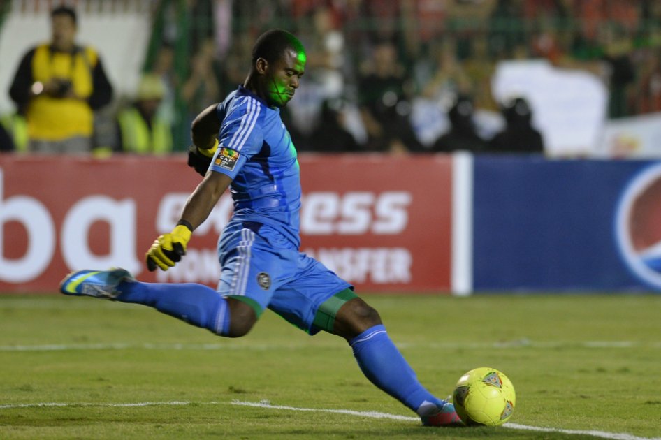 Conmoción en Sudáfrica por el asesinato del arquero y capitán de la selección de fútbol