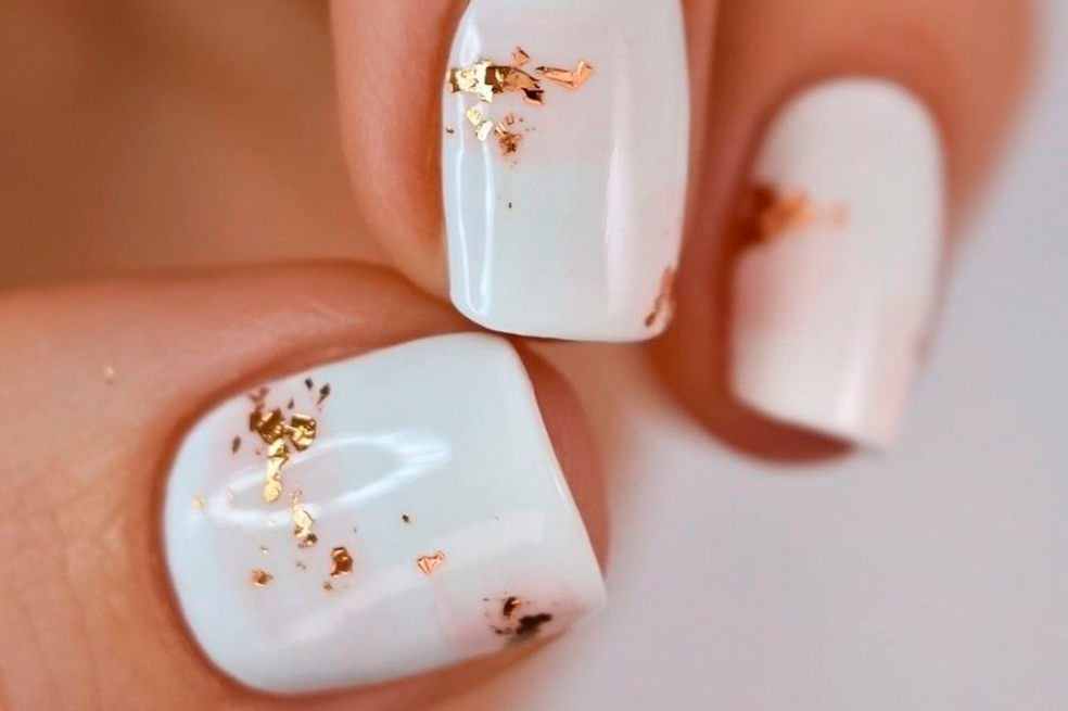 Uñas blancas con oro: esta es la nueva tendencia en manicura