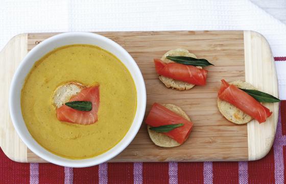 Crema de zanahoria y arveja con salmón ahumado