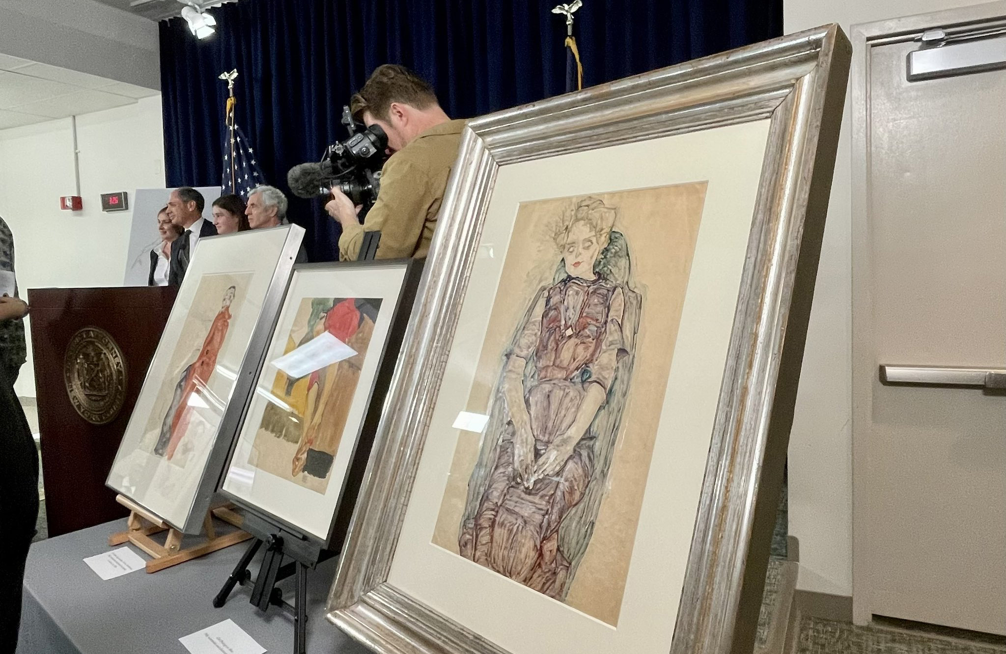 USA9125. NUEVA YORK (ESTADOS UNIDOS), 20/09/2023.- Fotografía cedida por el fiscal del distrito de Manhattan, Alvin Bragg, donde se muestran algunas de las obras del pintor austríaco Egon Schiele entregadas al juez Timothy M. Reif, que es uno de los herederos legales de Fritz Grünbaum, dueño de estas, durante una ceremonia celebrada hoy en Nueva York (EEUU). Las autoridades de Nueva York devolvieron este miércoles siete obras del pintor austríaco Egon Schiele robadas por los nazis a una pareja judía que fueron víctimas del Holocausto a sus familiares vivos, fruto de una investigación que abarcó varias colecciones estadounidenses, incluida la del magnate judío Ronald Lauder. EFE/Fiscal del distrito de Manhattan /SOLO USO EDITORIAL/SOLO DISPONIBLE PARA ILUSTRAR LA NOTICIA QUE ACOMPAÑA (CRÉDITO OBLIGATORIO)
