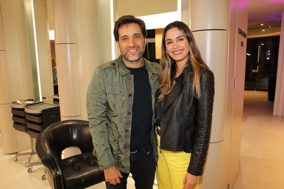 Andrés Suárez celebró su aniversario de bodas en un evento de arte