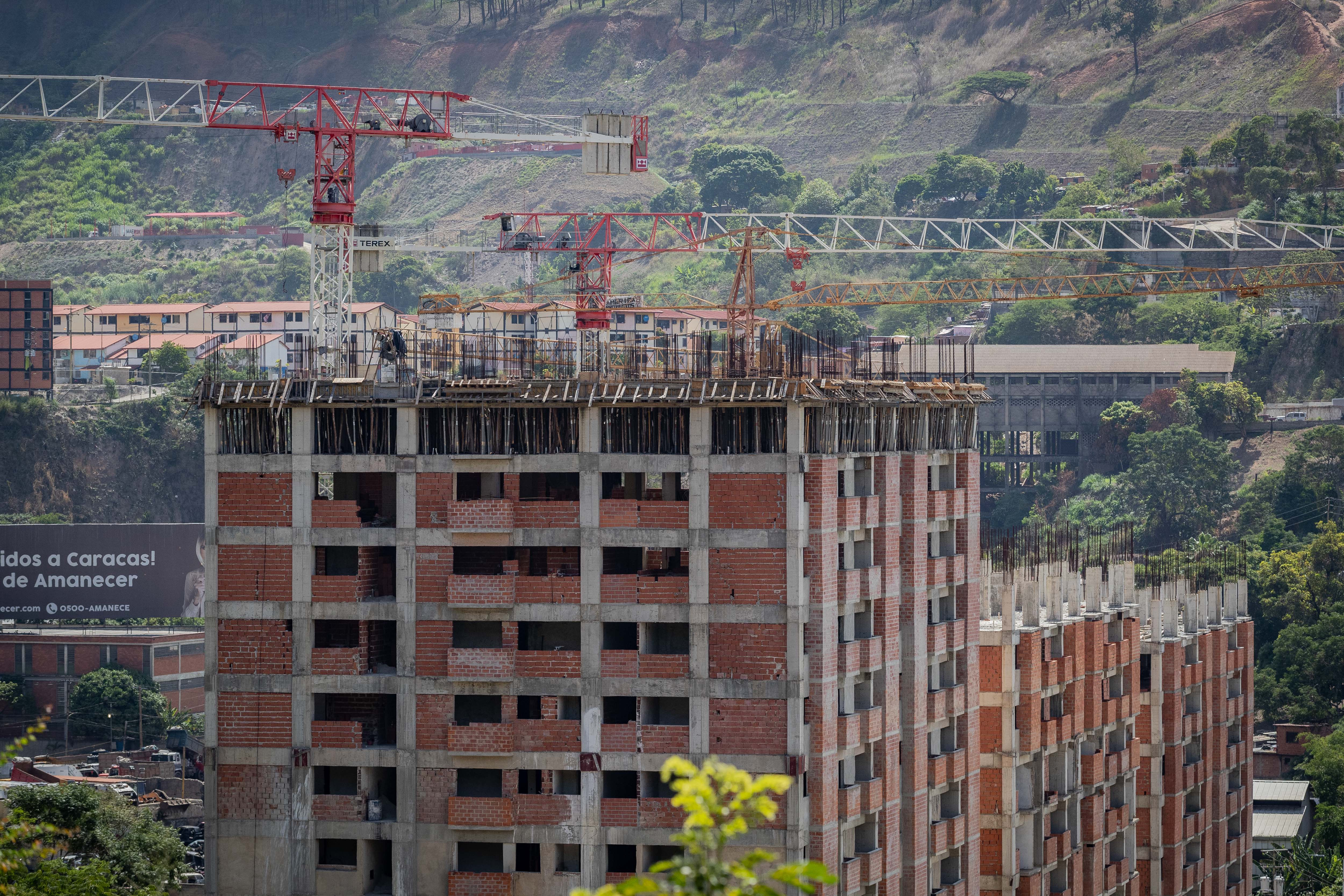 CARACAS (VENEZUELA), 01/06/2024.- Fotografía de una edificación de la misión Vivienda Venezuela, el 28 de mayo de 2024, en Caracas (Venezuela). Desde hace dos décadas Latinoamérica experimenta un mayor flujo de inversiones de naciones como China o Rusia, algo que para varios expertos conlleva algunas veces el ingreso de "capitales corrosivos". Para Martin Friedl, director para Latinoamérica y el Caribe del Centro Internacional para la Empresa Privada (CIPE), en diálogo con EFE, el 'capital corrosivo' se refiere a la financiación, estatal o privada de naciones “autoritarias”, que carece de “transparencia, rendición de cuentas y orientación de mercado”. EFE/ Rayner Peña R.