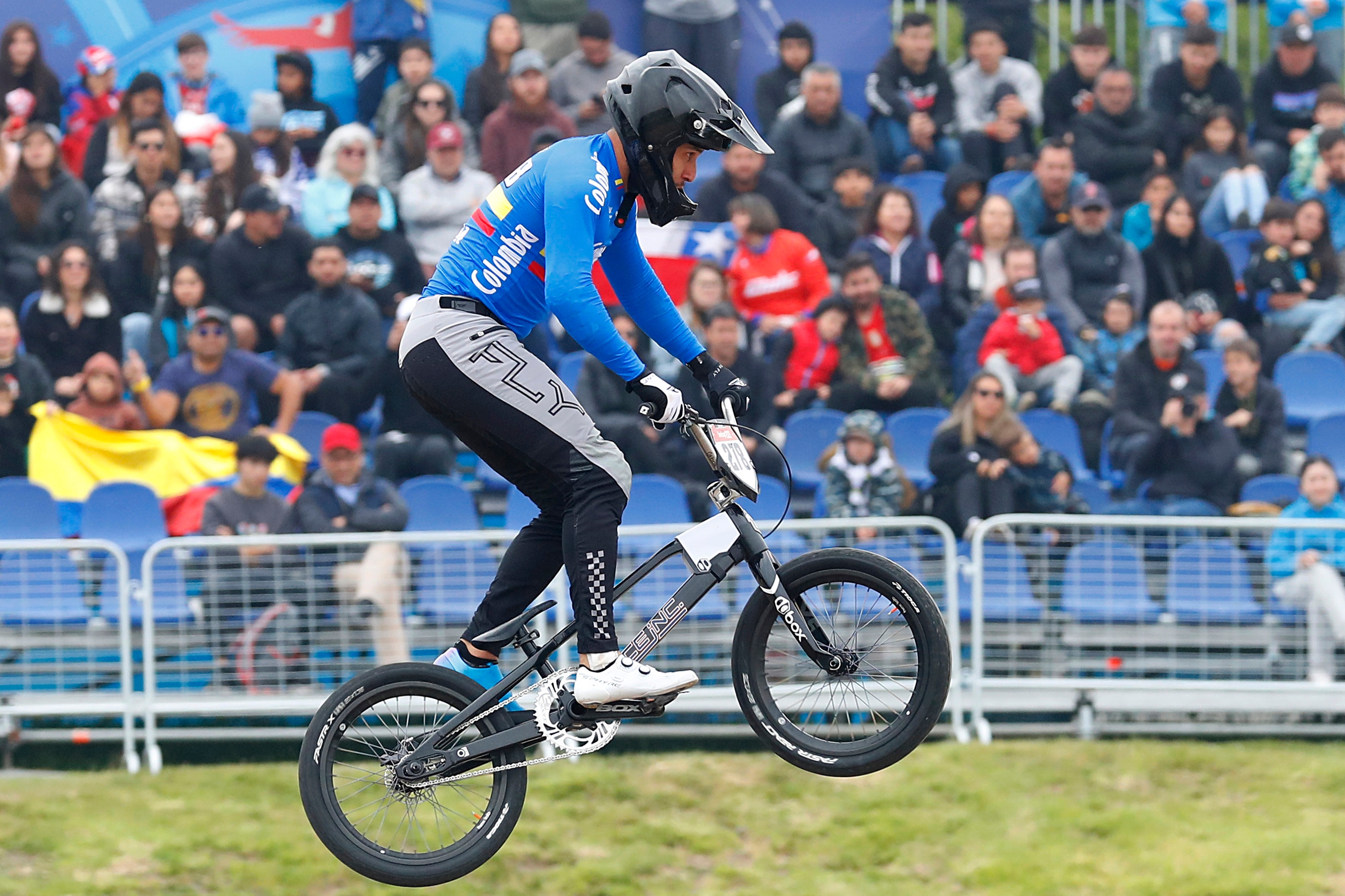 Carlos Ramirez de Colombia compite en la carrera clasificatoria BMX durante los Juegos Panamericanos Santiago 2023 en el Parque Penalolen el 21 de octubre en Santiago, Chile. / Carlos Ramirez de Colombia competes in the BMX qualy race during the Santiago 2023 Pan American Games at the Parque Penalolen on October 21 in Santiago, Chile.