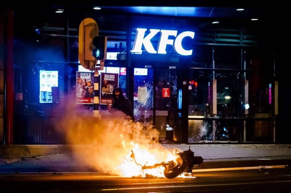 Holanda sacudida por tercera noche de protestas contra el toque de queda