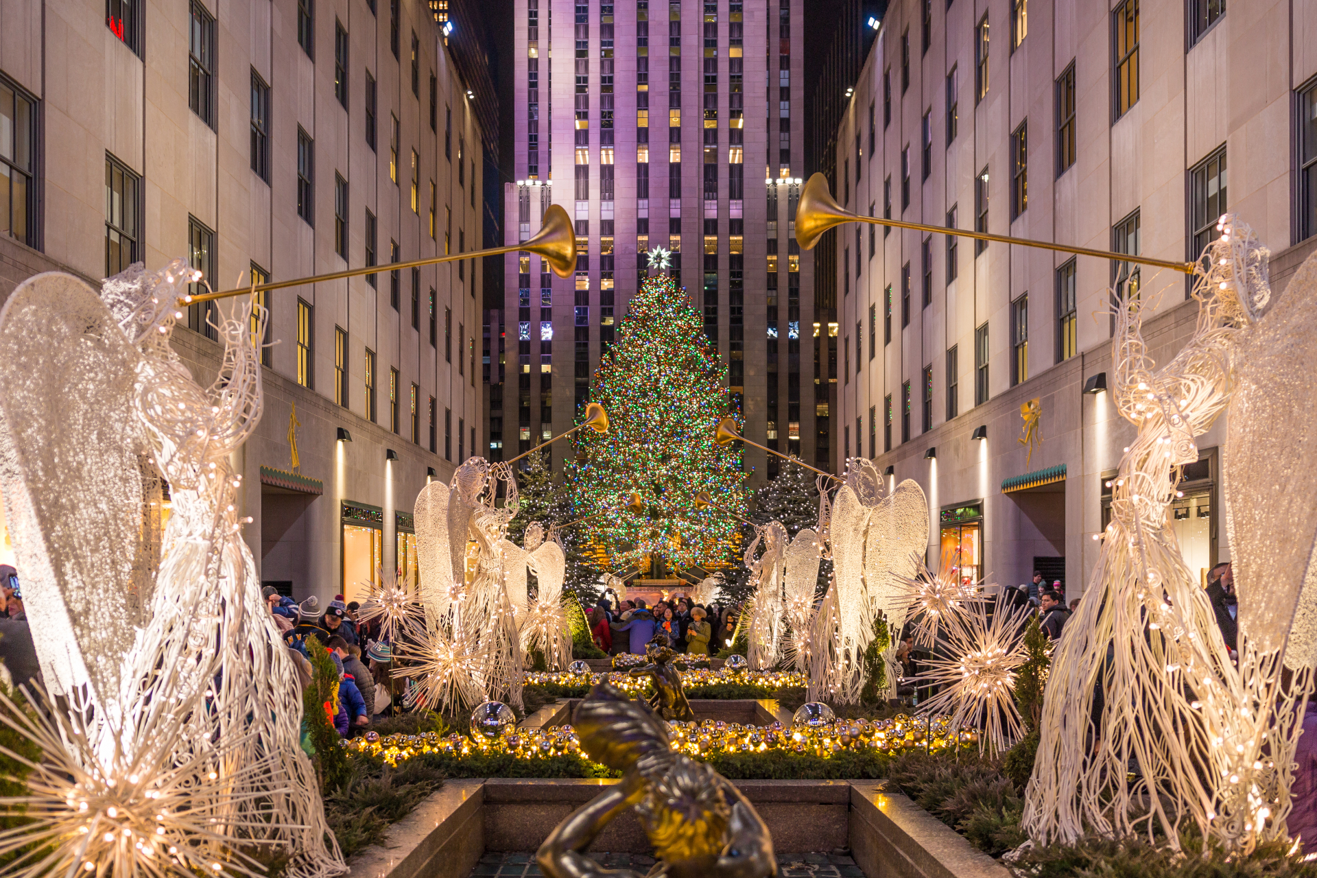 Si hablamos de Navidad, la decoración de la ciudad de Nueva York es difícil de superar. El abeto que se levanta cada año en el Rockefeller Center, es probablemente el árbol de Navidad más famoso del mundo. Con una altura de entre veinte y treinta metros, además, es uno de los espectáculos anuales más conocidos de la ciudad neoyorquina. La decoración y encendido del árbol son una tradición que se remonta a 1933, cuando el Rockefeller Center aún se encontraba en proceso de construcción. Más de ocho kilómetros de luces y una estrella de tres metros de altura hecha de cristales Swarovski, hacen de este árbol uno de los más bonitos del mundo.
