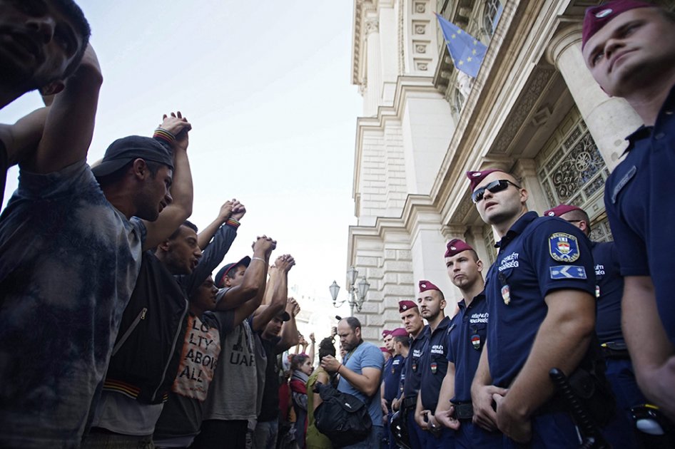 Ante bloqueo para abordar trenes, refugiados acuden a traficantes de personas