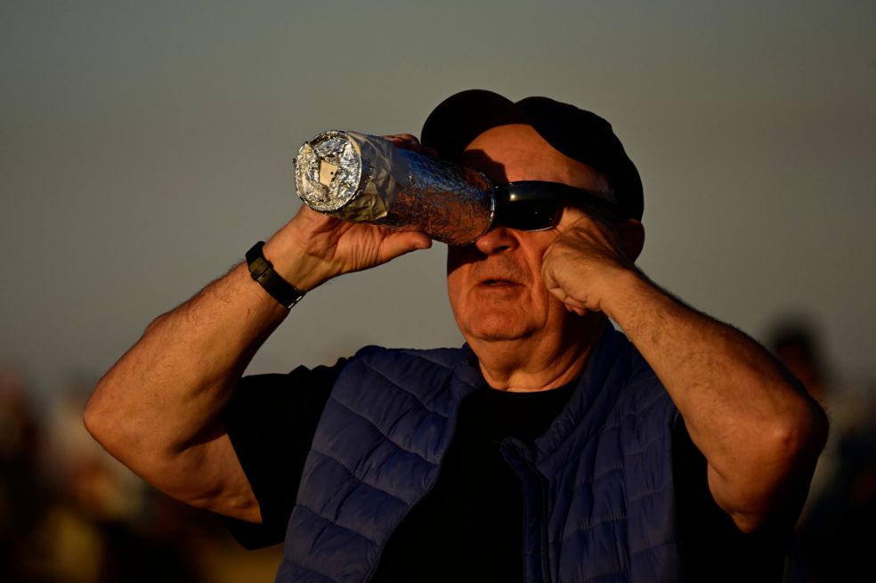 Antes y después de que se dé el eclipse total, todas las personas deben contar con especial protección, pues de lo contrario pueden sufrir daños en sus ojos.