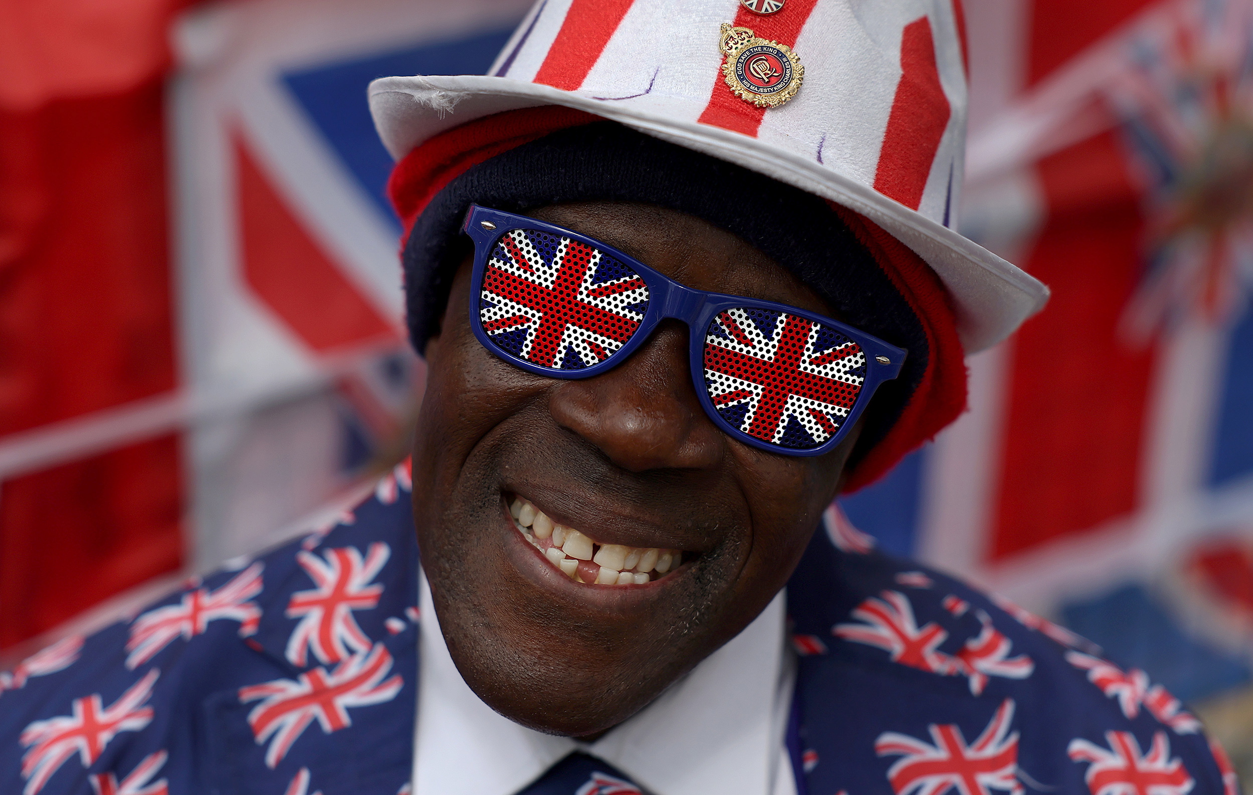London (United Kingdom), 04/05/2023.- A fan of the Royal family smiles as he waits on The Mall in London, Britain, 04 May 2023. Britain's King Charles III's Coronation takes place at Westminster Abbey in London on 06 May 2023. (Reino Unido, Londres) EFE/EPA/CATHAL MCNAUGHTON