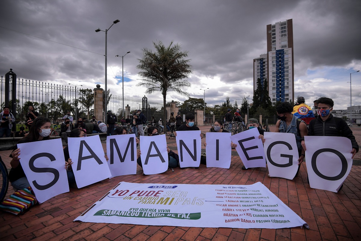 Jóvenes marchan en Bogotá en rechazo a las masacres de Cali y Samaniego