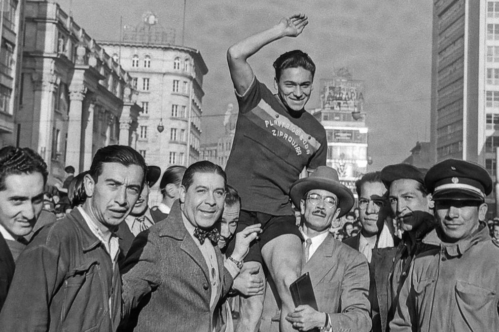 Zipa Forero es festejado en pleno centro de Bogotá // Archivo El Espectador.
