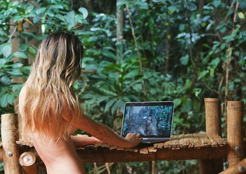 La youtuber que vive desnuda en la selva: ¿decisión ideal o fantasía digital?