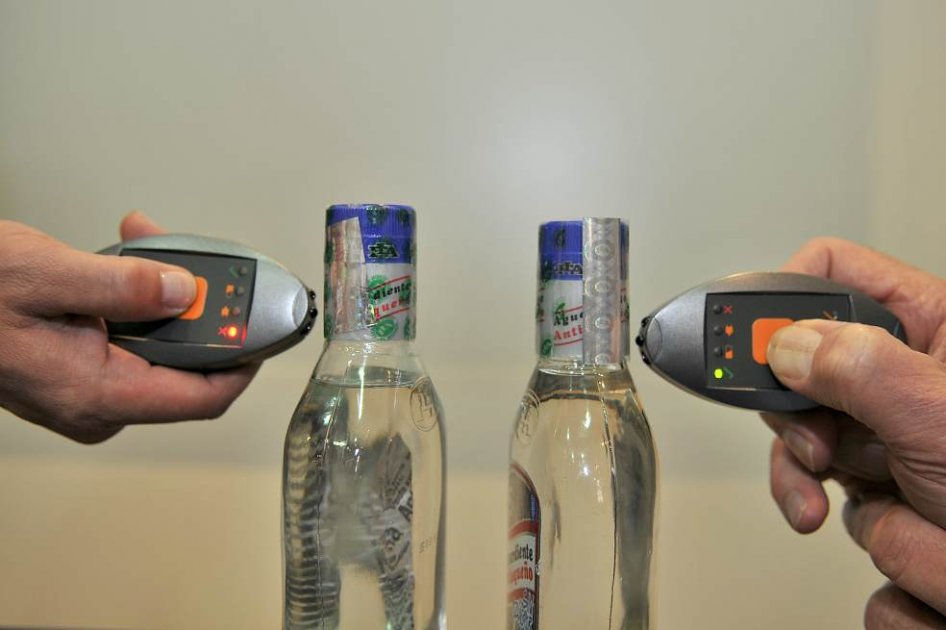 Obligan a tenderos de Medellín a vender licor adulterado