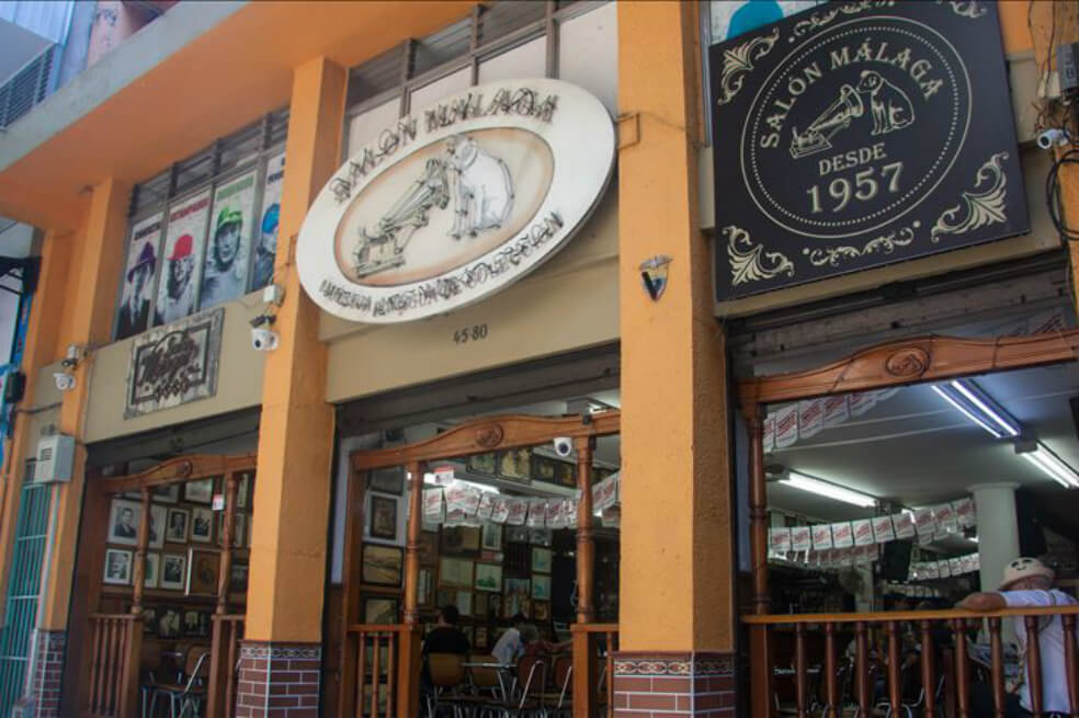 Fachada exterior del Salón Málaga un viaje al pasado, uno de los pocos sitios históricos sobre el Siglo XX en Medellín, Colombia, el 1 de diciembre de 2019. / Agencia Anadolu