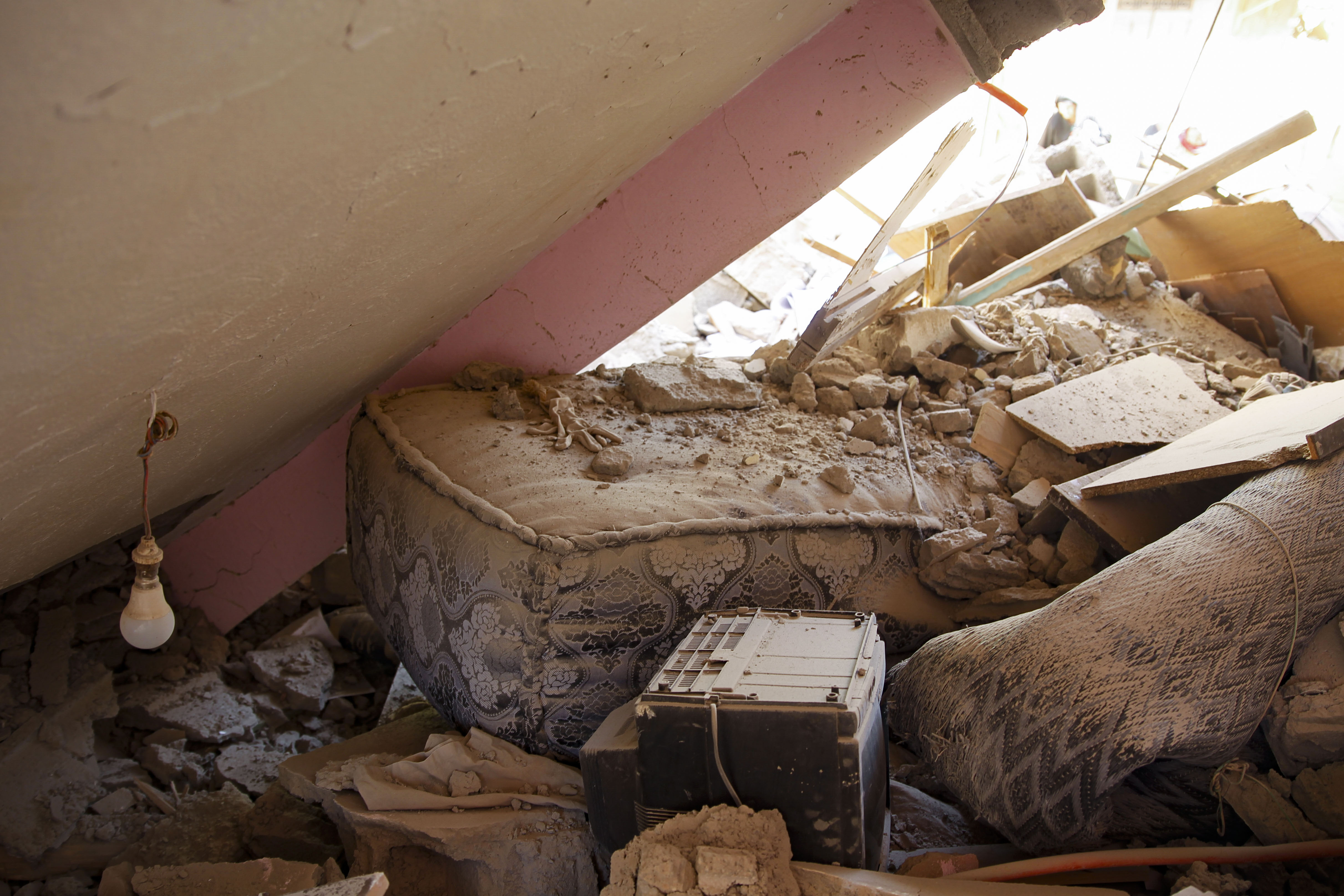 AMIZMIZ (MARRUECOS), 09/09/2023.- Interior de una vivienda completamente destruida en Amizmiz, situada a unos 30 kilómetros del epicentro del terremoto, en las faldas del Atlas. La población amaneció llena de cascotes y escombros de edificios derruidos tras el terremoto que sacudió el suroeste del país la pasada madrugada. EFE/ María Traspaderne